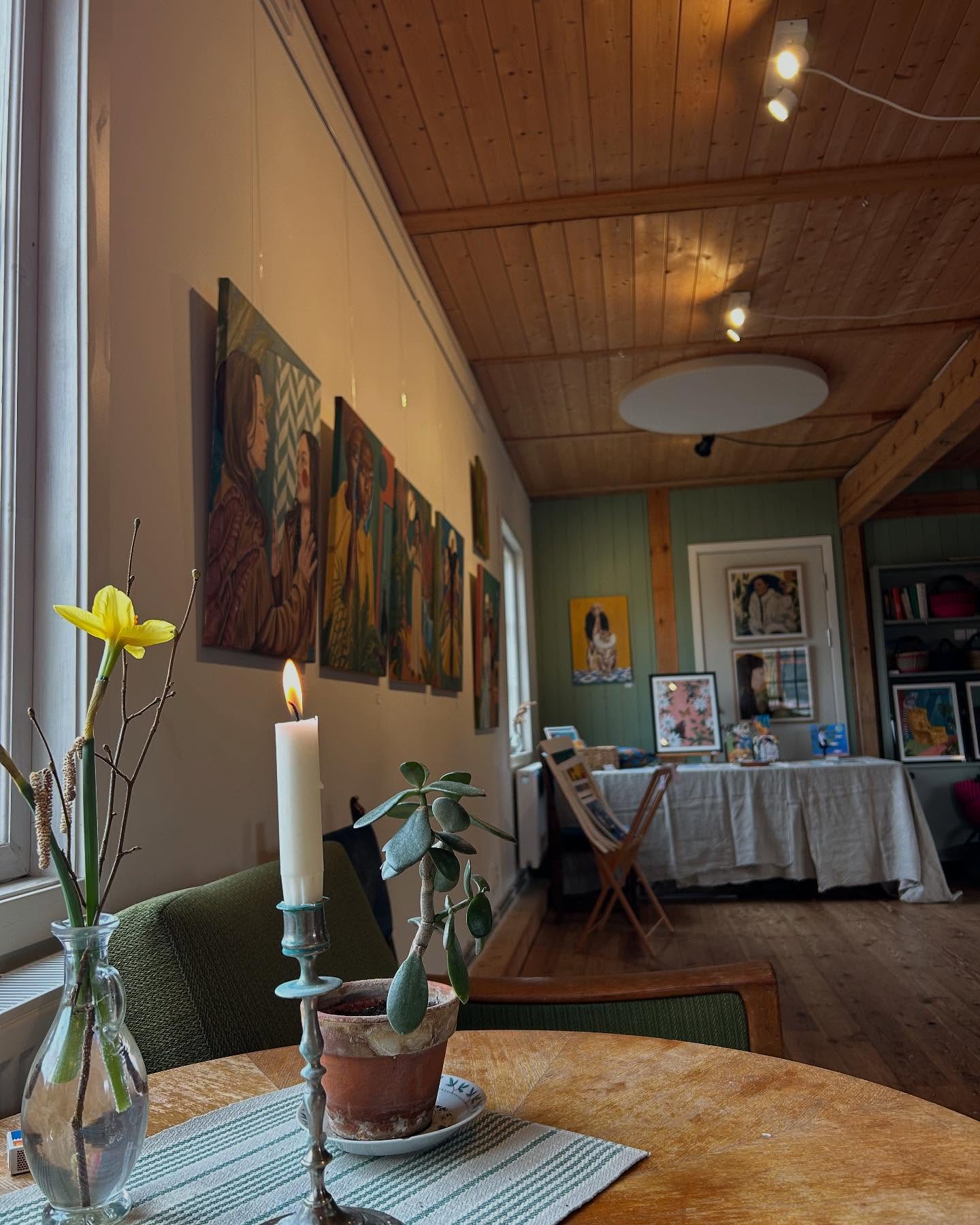 Hylte Konst och hantverksrunda är igång.
På Folkhemmet hittar ni konst av Evelina Håkansson och Julia Kabell.
Här finns orginalverk, konsttryck och andra trycksaker.
Här finns också gott, ekologiskt och hemlagat fika.
Öppet fredag - söndag lö. 11-17.
Hjärtligt Välkomna ALLA!
#hyltekonstochhantverksrunda #konstrunda #kulturpålandet #konstihalland
@hylte.konstrunda @juliakabellart @evilojnen
