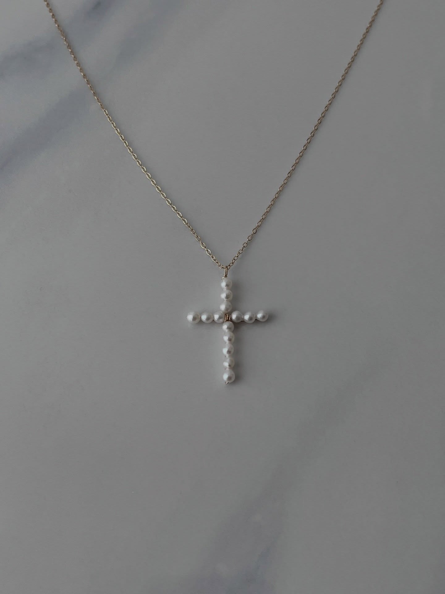 Handcrafted Pearl Cross Pendant Necklace
Collier avec pendentif en forme de croix en perles, fabriqué à la main
#pearlnecklace #crossnecklace #colliercroix #madeinfrance #giftforher