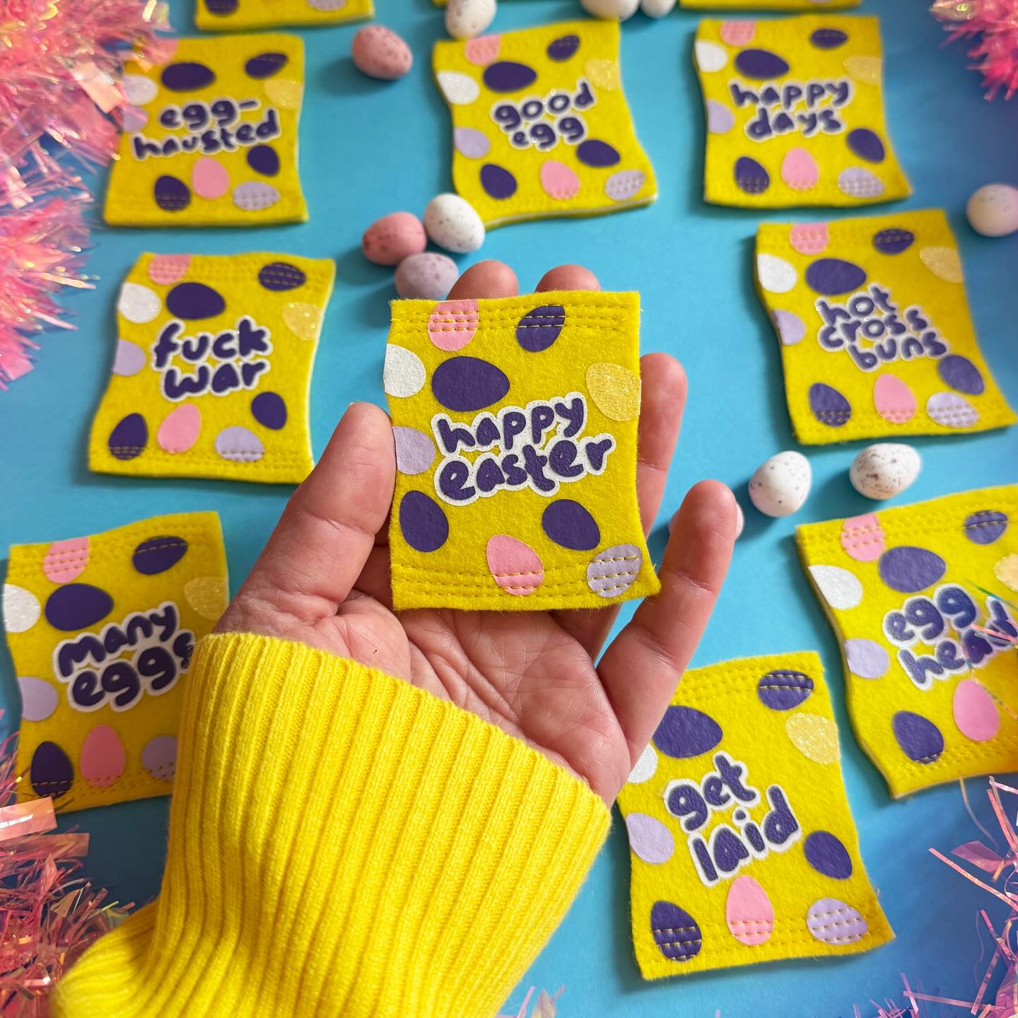 Happy Easter 🐣 🌸💐🌺🌷🌻🌼
Felt cute so had to make them … little mini eggs bags inspired felt badges 7 x 6 cms.
Which one is your favourite?
#minieggs #happyeaster #textileartist #fuckwar #easter
