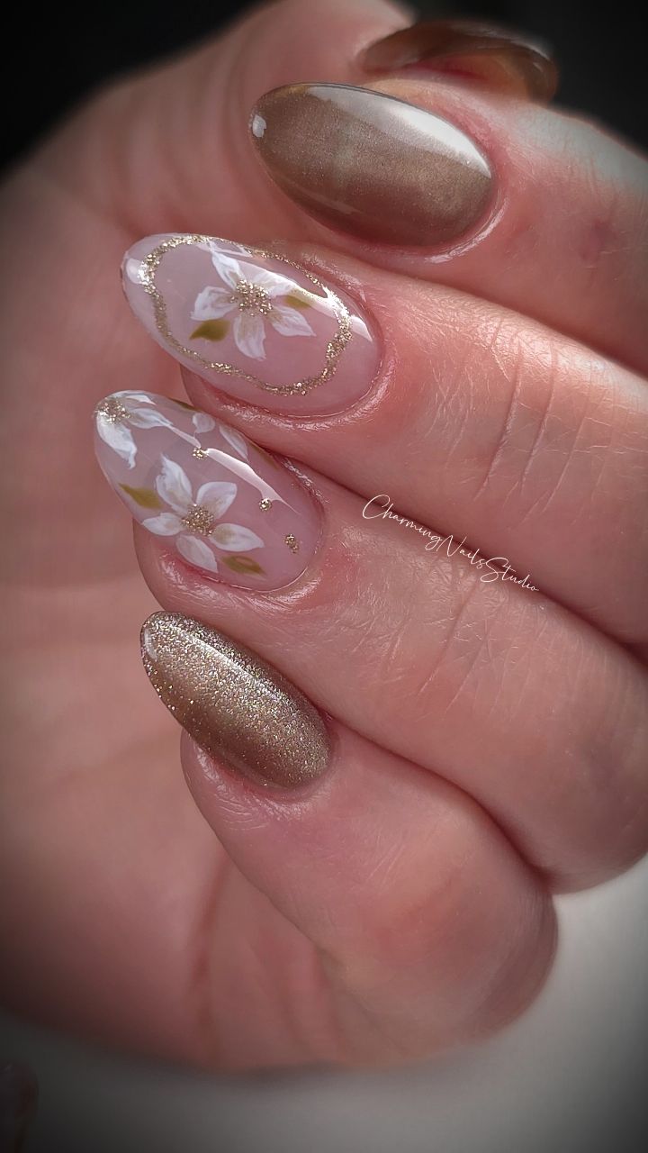 “Spring blooming at your fingertips 🌸✨
Soft nudes,
golden touches
and delicate hand-painted florals.”