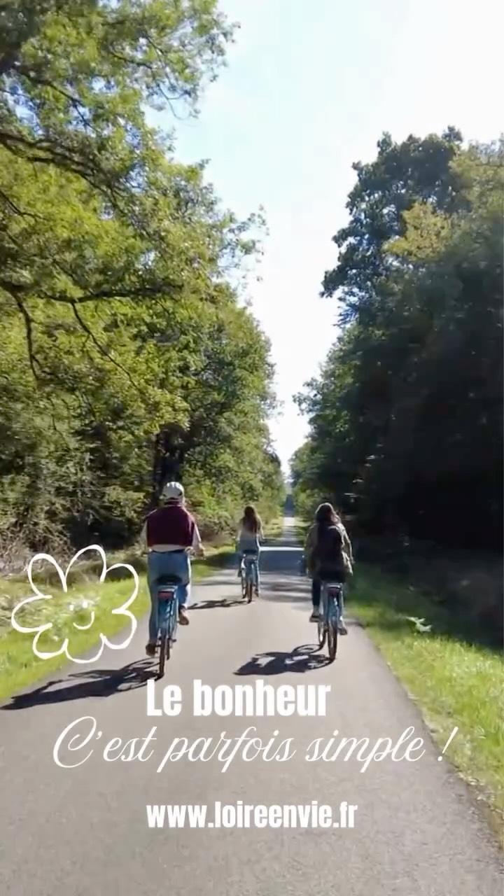 Le bonheur, c’est parfois simple.
Un vélo, un chemin, des rires partagés…
et la Loire qui déroule ses paysages sauvages.
Sur la destination Loire en Vie, entre Roanne et Gien, on prend le temps de pédaler, de respirer, de profiter.
Parce qu’ici, l’itinérance douce est avant tout une invitation à savourer l’instant.
www.loireenvie.fr
📷Leane Bougrat
#loireenvie #velo #itinerance