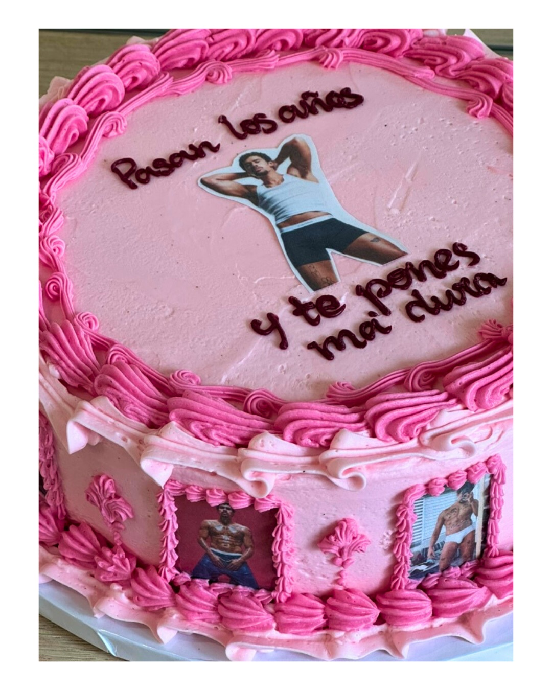 Dimenticate il Super Bowl, il vero halftime show è qui. 🎀🔥
Torta total pink dedicata a Bad Bunny per un compleanno che non passa inosservato. Dettagli scelti dai fan, gusto artigianale e tutta la ‘vibe’ del Conejo Malo. 🐰✨
Tu mettici la festa, noi ci mettiamo ‘La Nota Dolce’. 🍰
•
•
🧁Pasticciando - La Nota Dolce
📍via Nazionale, 67 - Matera
📞tel: 3889931552
📲ᴡᴡᴡ.ᴘᴀꜱᴛɪᴄᴄɪᴀɴᴅᴏᴍᴀᴛᴇʀᴀ.ɪᴛ
