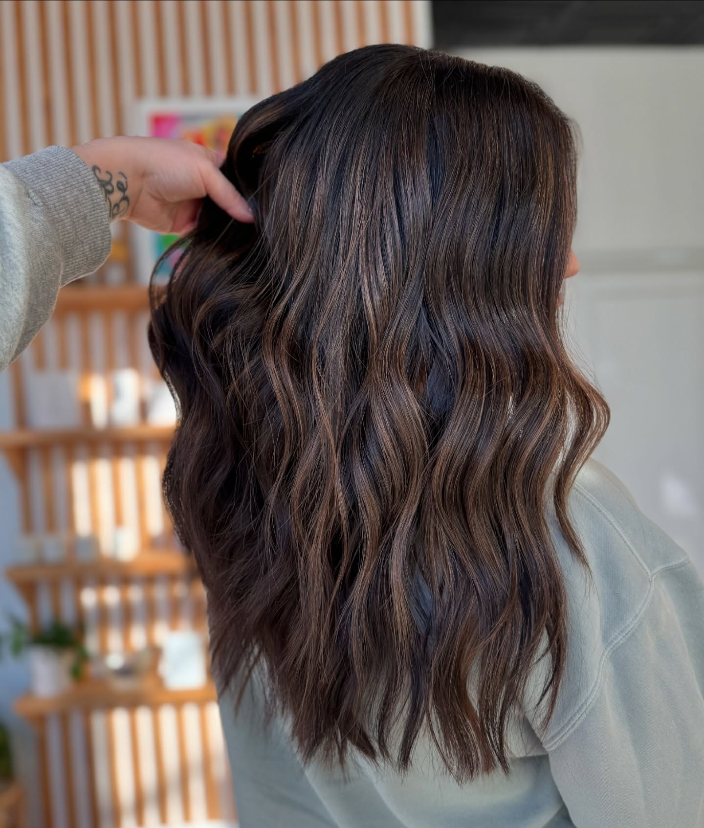 Love seeing the dimension in different lighting ✨
A little color refresh using @redkenpro
Cut using @arcscissors
Styled using @beautytechdistribution @bioprogramming.international