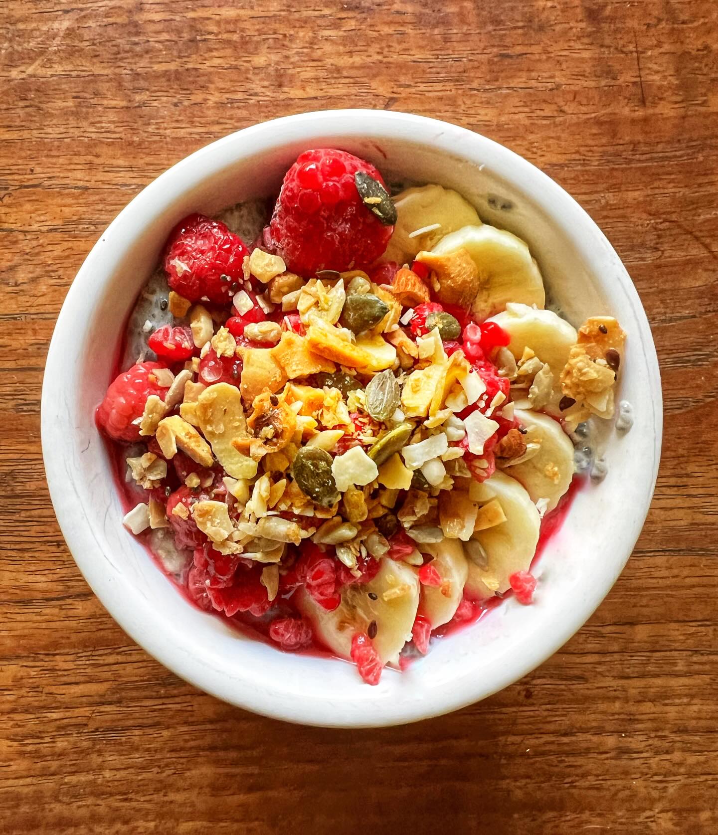 To be honest, Iโve never been a huge fan of chia pudding but then I made this and loved it!
Chia seeds soaked in plant milk, sweetened with mashed banana and then topped with sliced banana, raspberries (I used frozen ones that I defrosted) and granola. So good! I like that the granola adds some crunch which is what I normally miss in chia pudding. Will definitely make this again โบ๏ธ๐
#chiapudding #breakfast #chia