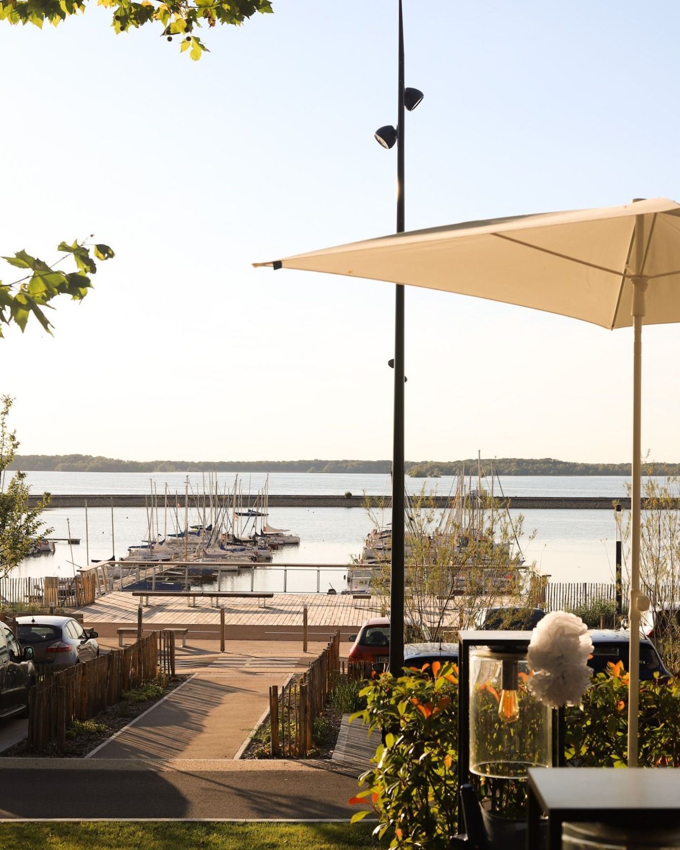 Au Belvédère, le coucher de soleil se savoure face au lac 🧡
Horizon calme, lumière douce, moment suspendu.
La fin de journée comme on l’aime ✨