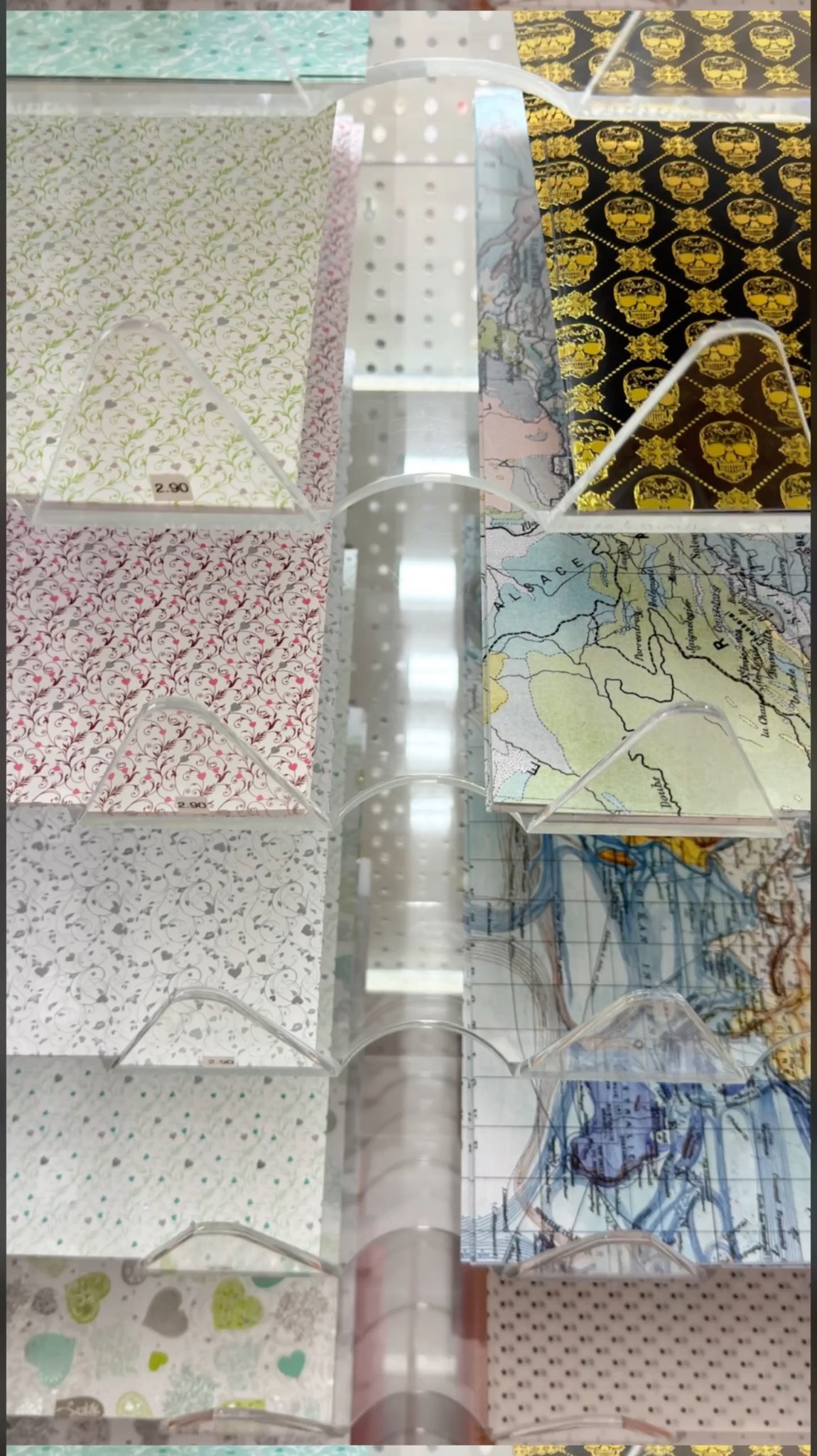 Hach … Ideen überall. 😍
Papier, Formen, Bänder und kleine Details – und schon entsteht deine nächste Karte für Einladungen, Mitteilungen oder einfach so.