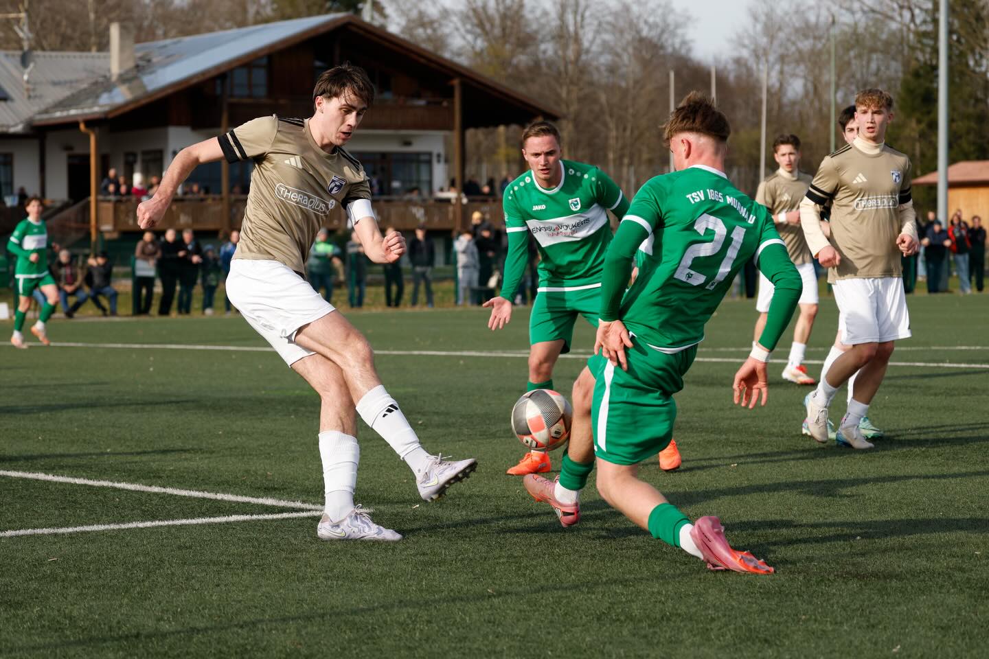 2:0 Heimsieg 💚🔥
Viele Chancen, viel Ballbesitz und ein verdienter Sieg standen am letzen Wochenende letztendlich für uns auf dem Programm. Danke an alle Zuschauer die unser erstes Heimspiel 2026 besucht haben! Nächstes Wochenende geht es bereits nach München zum @fcschwabing1956
Fotos von Markus Nebl
#Murnau #Edid #explore #fussball #fun
