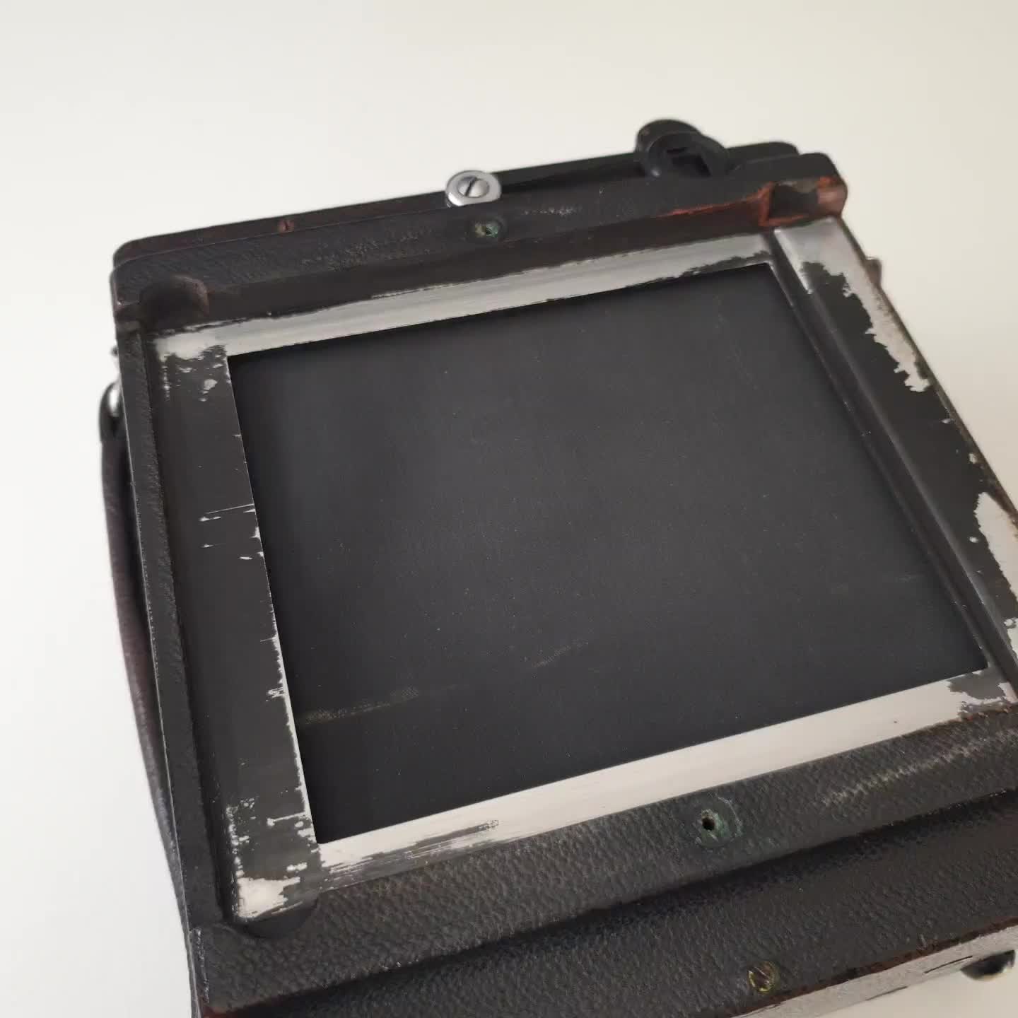 Graflex Speed Graphic Anniversary,
focal plane shutter in action.
Camera on sale in our shop.
In beautiful condition after servicing.
Link in bio 👆
.
.
.
#largeformatcamera #graflex4x5 #graflex #filmphotography #filmnotdead