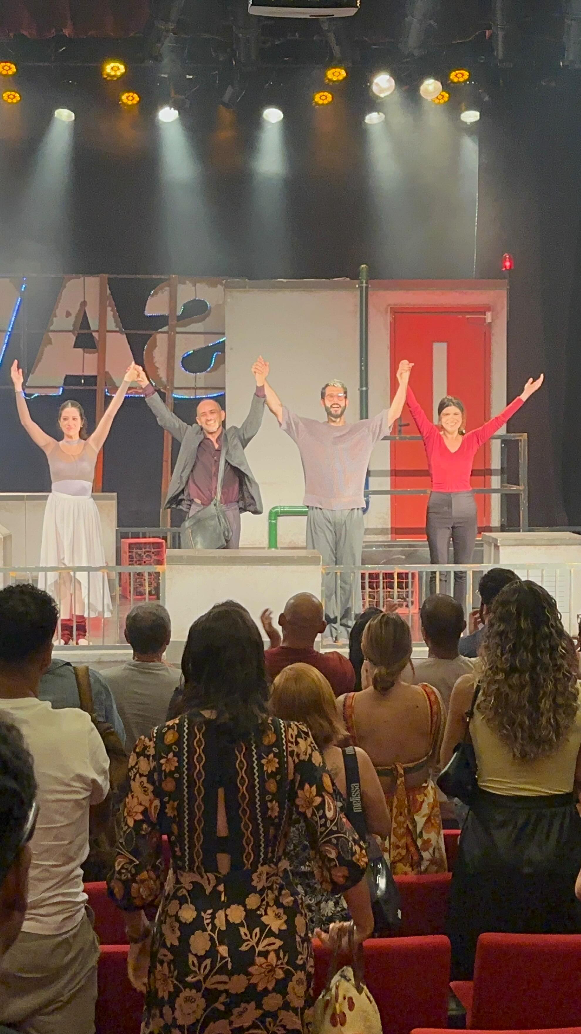 Que privilégio dividir o palco com tanta gente especial. ✨
Agradecemos as nossas amigas e atrizes que estiveram com a gente na participação da semana passada. Cada presença, cada troca e cada palavra compartilhada fizeram essa experiência ainda mais viva e forte.🎭
Fica aqui o nosso carinho e gratidão por caminharem com a gente nesse momento tão especial de Limítrofe.
⏳ Últimas chances de vir assistir. SÓ NESTE FIM DE SEMANA.
🎫 Garanta já seu lugar.
🎭 Teatro Ipanema
🗓️ ÚLTIMA SEMANA - até 29 de março
⏰ Quinta a sábado, 20h | Domingo, 19h
📍 Rua Prudente de Morais, 824 - Ipanema
🔴 Classificação indicativa: 16 anos
🎫 Ingressos no link da Bio ou 50% de desconto no Vivo Valoriza