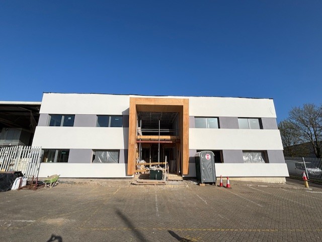 Our Rochester facility is now revealing its final form externally, with the clean façade and striking entrance feature coming together to define the building’s identity.
More updates to follow as we push towards completion.
#RochesterFactory #ConstructionProgress #UKManufacturing #BuiltEnvironment #FactoryBuild #Cellecta #BehindTheBuild