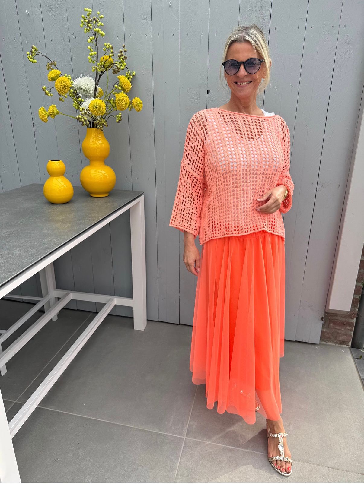 ☀️✨ Sonne da, Laune an
Mit dieser Kombi strahlst du einfach mit – easy, fresh & voller Sommerfeeling 💛
Der luftige Pulli trifft auf den fließenden Rock in leuchtendem Coral – zusammen ein Look, der sofort gute Vibes bringt 🧡✨
🧡 Rock – 39,90€
tragbar bis Gr. 42
🧡 Pulli – 39,90€
locker & leicht – tragbar bis Gr. 44
👉 Jetzt shoppen – Link in Bio
(dein Sommerlook wartet schon ☀️💛)
#fashionboxx #sommerlook #outfitinspo #ootd #styleinspiration #frühlingsmode #sommergefühle #corallook #outfitidee #modefürfrauen #styleover30 #styleover40 #styleover50 #instafashion #lookoftheday #fashionliebe #boutiquestyle #goodvibesonly #leichtundluftig #sommeroutfit