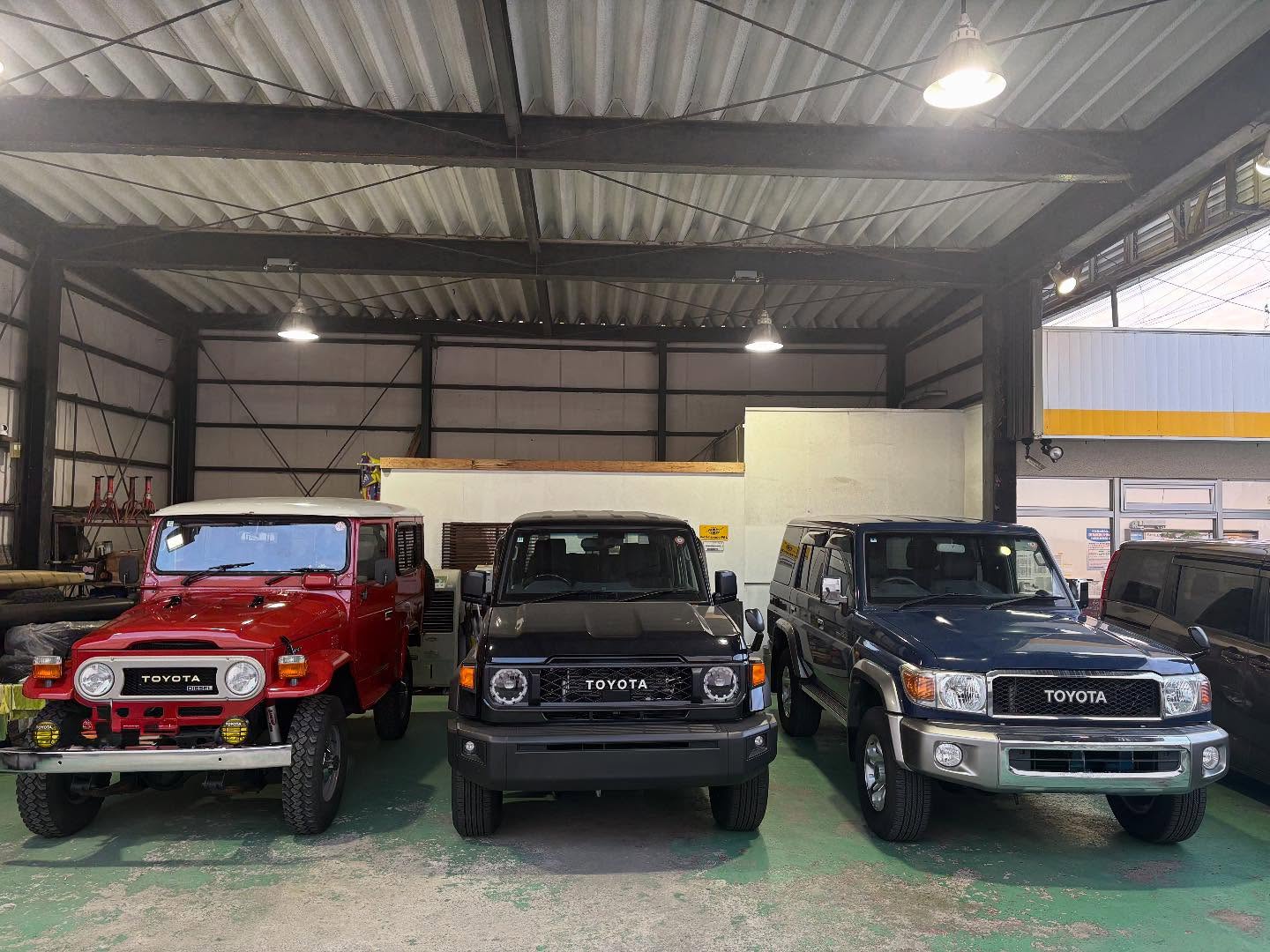 良い眺めだったので思わず撮ってしまいました📸
お客様のGRJ76と44、展示車の73
自家用の新型70に幌70
自分のランクルは毎日見ていているのですが
違うランクルを見ると興奮してしまいます。
また、複数台並ぶと更に興奮します✨
花見の季節ですが、こんな風にランクルを眺めながら呑みたくなりました🍺
#ランクル70好きと繋がりたい
#ランクル乗りと繋がりたい
#ランクル40が好き
#ランクル最高
#ランクルでお困りの方はご連絡下さい
#鳥取の車屋さん