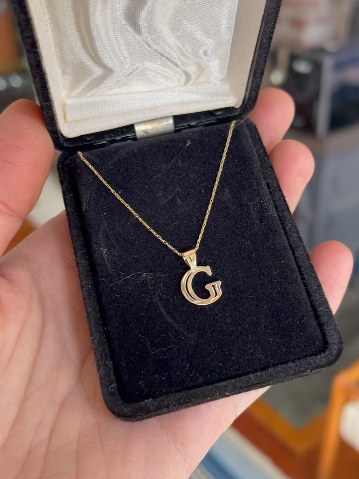 UPDATE: SOLD - Solid 14k gold G pendant on a 10k gold chain. Diamond cut pendant measures 1/2”, on a 17.5” fine mesh chain. Both pieces marked gold with their respective karats.
$140 (domestic shipping available for an extra $10). Local pickup also available. DM to purchase. ✨