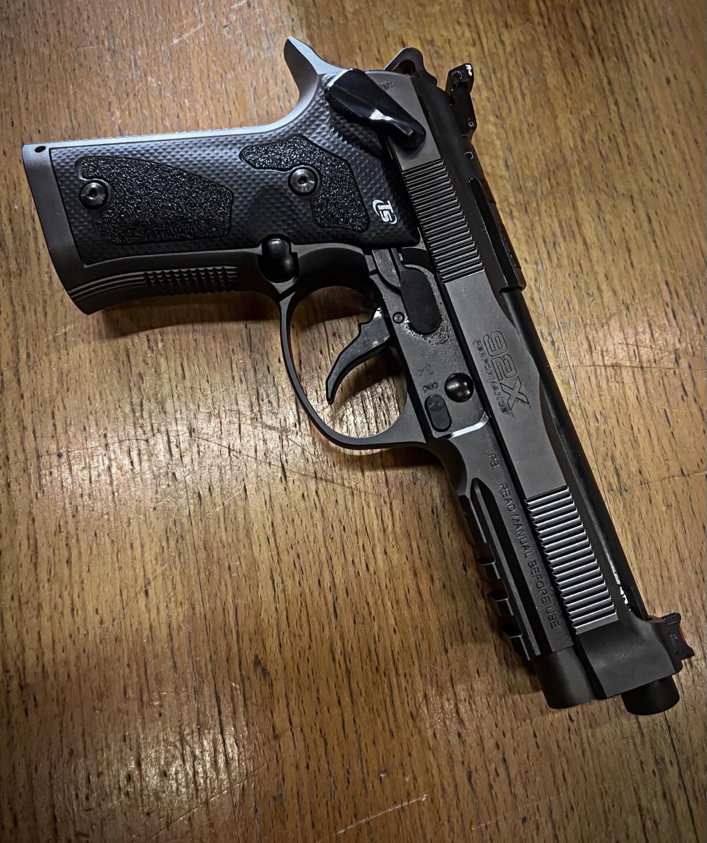 Its Beretta Time! Die Dark Series verfügt über alle Hauptmerkmale, die die 92X Performance zu einer unschlagbaren Siegerwaffe gemacht haben: ihr weltbekanntes Verriegelungssystem, den Vertec Stahlrahmen, den schweren Brigadier-Schlitten und den Xtreme-S®-Abzugsmechanismus, der den Rückstellweg um bis zu 40 % reduziert und so für optimiertes Timing und Handling sorgt. Die blendfreie und korrosionsbeständige Oberfläche in Graphite Grey wird durch die Farben der Aluminiumgriffe und Abzüge aufgewertet. Der vergrösserte und drehbare Magazinauslöser sorgt in Kombination mit der griffigen Struktur der Aluminiumgriffe für eine einzigartige Kontrolle, während der Schlagbolzen und der neu gestaltete Match-Hammer mit DLC beschichtet sind, um die Reibung deutlich zu reduzieren und eine optimale Funktion zu gewährleisten. Das vordere Fiberoptik-Visier sowie das hintere flache Match-Visier ermöglichen zusammen mit dem RDO-fähigen Schlitten eine schnelle Zielerfassung und -ausrichtung, während die Match-Demontageverriegelung eine schnelle Reinigung und Wartung gewährleistet.What a lovely tool. Danke an den Kunden. #armeriagrigioni @outdoor_enterprise