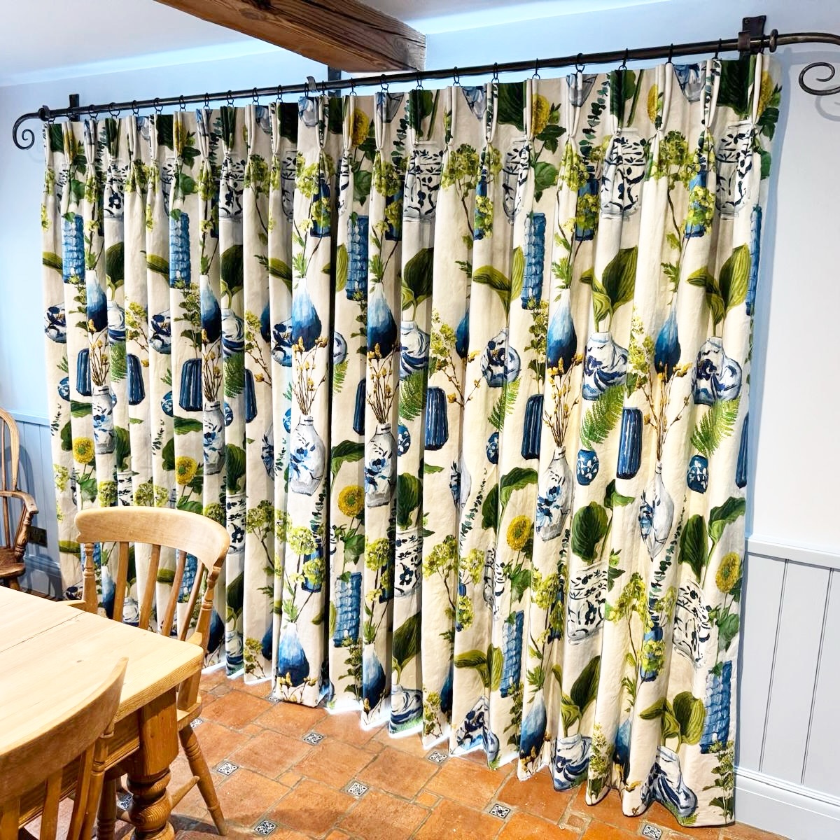 A lovely pair of curtains and a roman blind, hand sewn by us in Designers Guild Kawana. A bold and beautiful pattern for this kitchen renovation… our favourite this week - see the before photos too 🍃
#curtainsandblinds #handsewn #kitchencurtains #romanblinds #beforeandafter