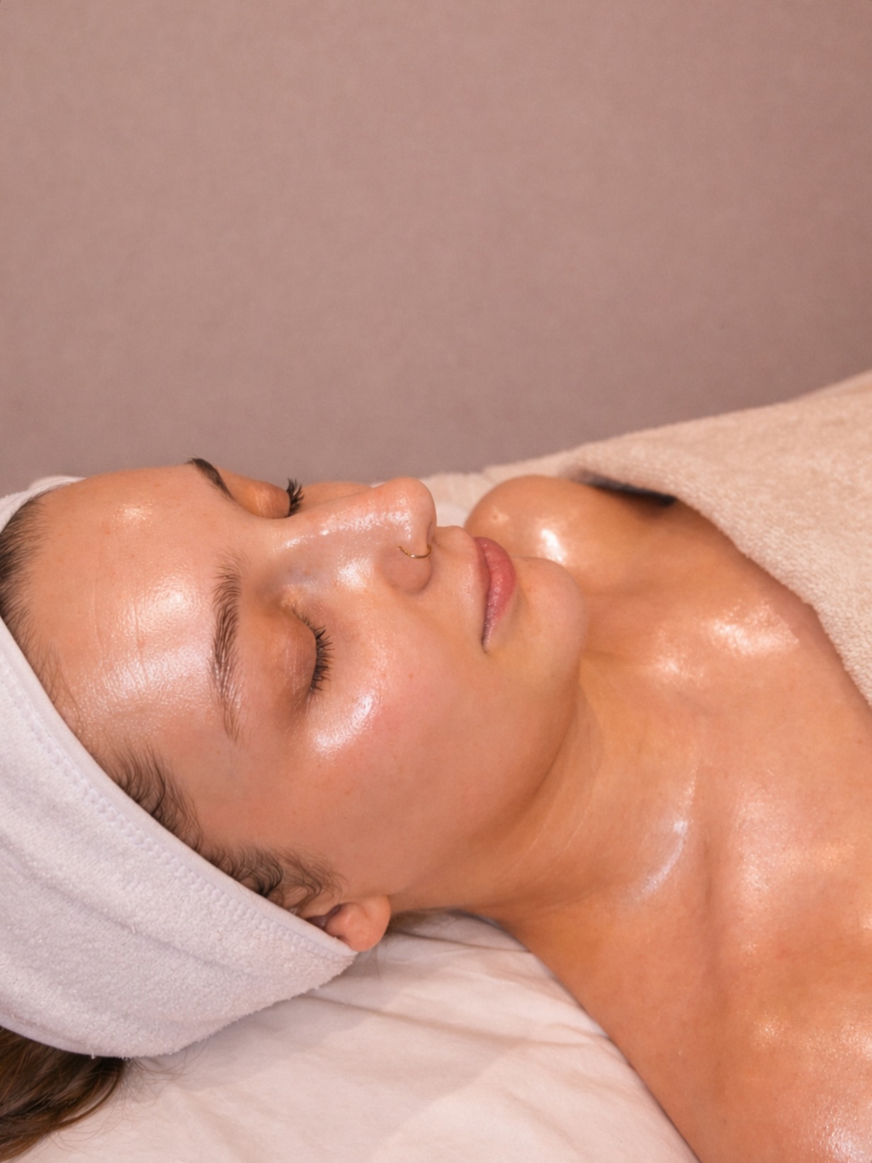 Glass skin, but make it clinical ❄️🔥
Our Fire & Ice facial is the ultimate reset — combining resurfacing actives with soothing, cooling therapy to leave your skin instantly brighter, smoother and visibly refined.
Think: deep exfoliation + intense hydration + that post-facial glow that actually lasts.
This is your sign to book ✨
#TheGlowBarLDN #FireAndIceFacial #ClinicalSkincare #GlassSkinGoals #LondonFacials