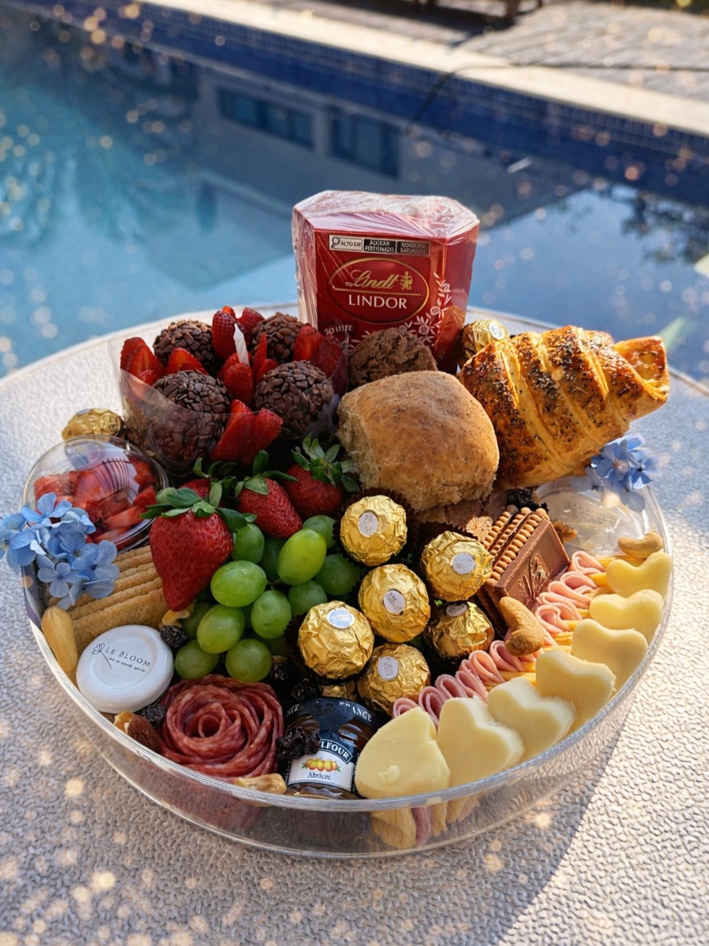 Um Mix Gourmet de Café da Manhã com Bolo com adicional de Lindt, Pão Caseiro e Ferrero Rocher foi criado para celebrar momentos especiais com sabor, beleza e sofisticação. ✨
Uma experiência completa apresentada em uma bandeja redonda de acrilico giratória com 35cm de diâmetro, cuidadosamente montada para surpreender em cada detalhe.
Nesta deliciosa experiência você encontra:
• Bolo Caseiro 400g com Mini Vela (Brigadeiro com Morangos ou Bolo de Banana Sem Açúcar ou Bentô Cake)
• Caixa de Trufas de Chocolate Lindt de 200g
• Pão Caseiro (Branco ou Integral)
• 2 Croissants Recheados (Presunto e Queijo ou Frango com Requeijão)
• Pães do Dia com Potinho de Requeijão Cremoso
• Torradinhas com Potinho de Geleia Francesa St. Dalfour
• Seleção de Queijos: Queijo Prato e Mini Corações de Muçarela
• Seleção de Charcutaria: Salame Gourmet e Presunto Levíssimo
• 2 Waffles acompanhados de potinho doce (Doce de Leite ou Mel ou Nutella)
• Yogurt de Baunilha com Granola e pedacinhos de Morangos
• Frutas Frescas: Morangos e Uvas
• Mix Nuts com Nozes, Castanhas e Frutas Secas
• Mix de Biscoitos Crocantes
• 12 Bombons Ferrero Rocher
• 2 Sachês de Chá Twinings
• Balão de Estrela - perfeitos para celebrar
• Flores do Dia - para um toque delicado e encantador
Uma composição preparada para servir duas pessoas, perfeita para aniversários, celebrações ou para surpreender alguém especial.