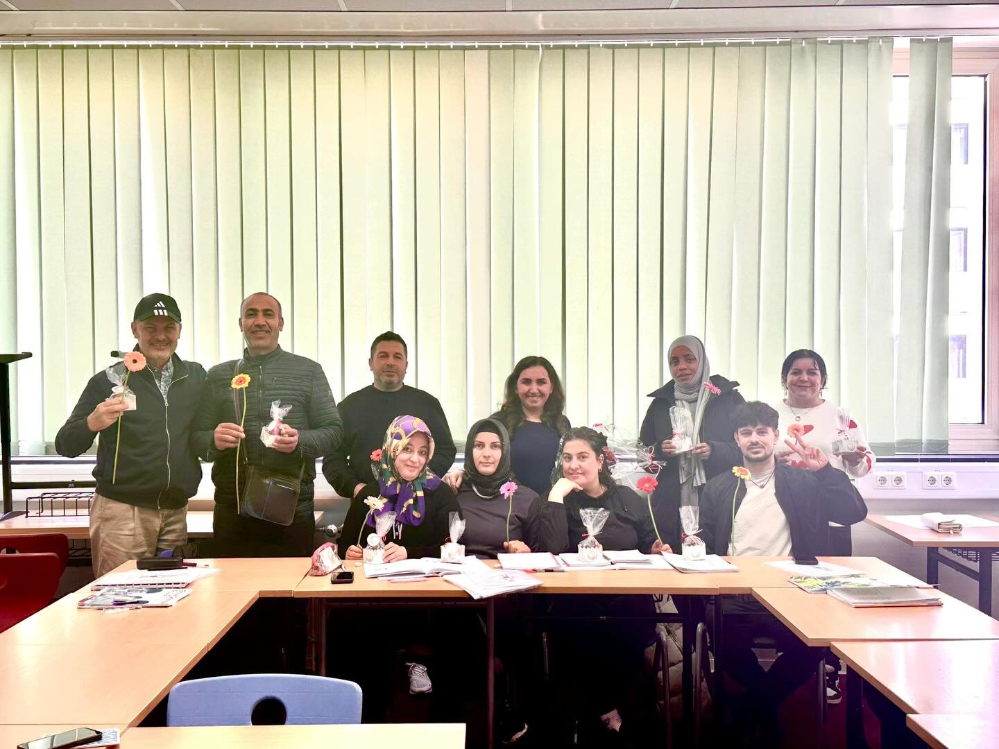 Lehrerin Kadriye und der Ge-Li Kurs 455 haben gemeinsam das Ramadanfest gefeiert 🌙✨
Mit viel Freude, Zusammenhalt und schönen Momenten haben sie sich gegenseitig beschenkt 🎁💛
Ein unvergesslicher Tag voller Lachen und Gemeinschaft!
#ramadanfest #gemeinschaft #dankbarkeitfühlen #freudeteilen