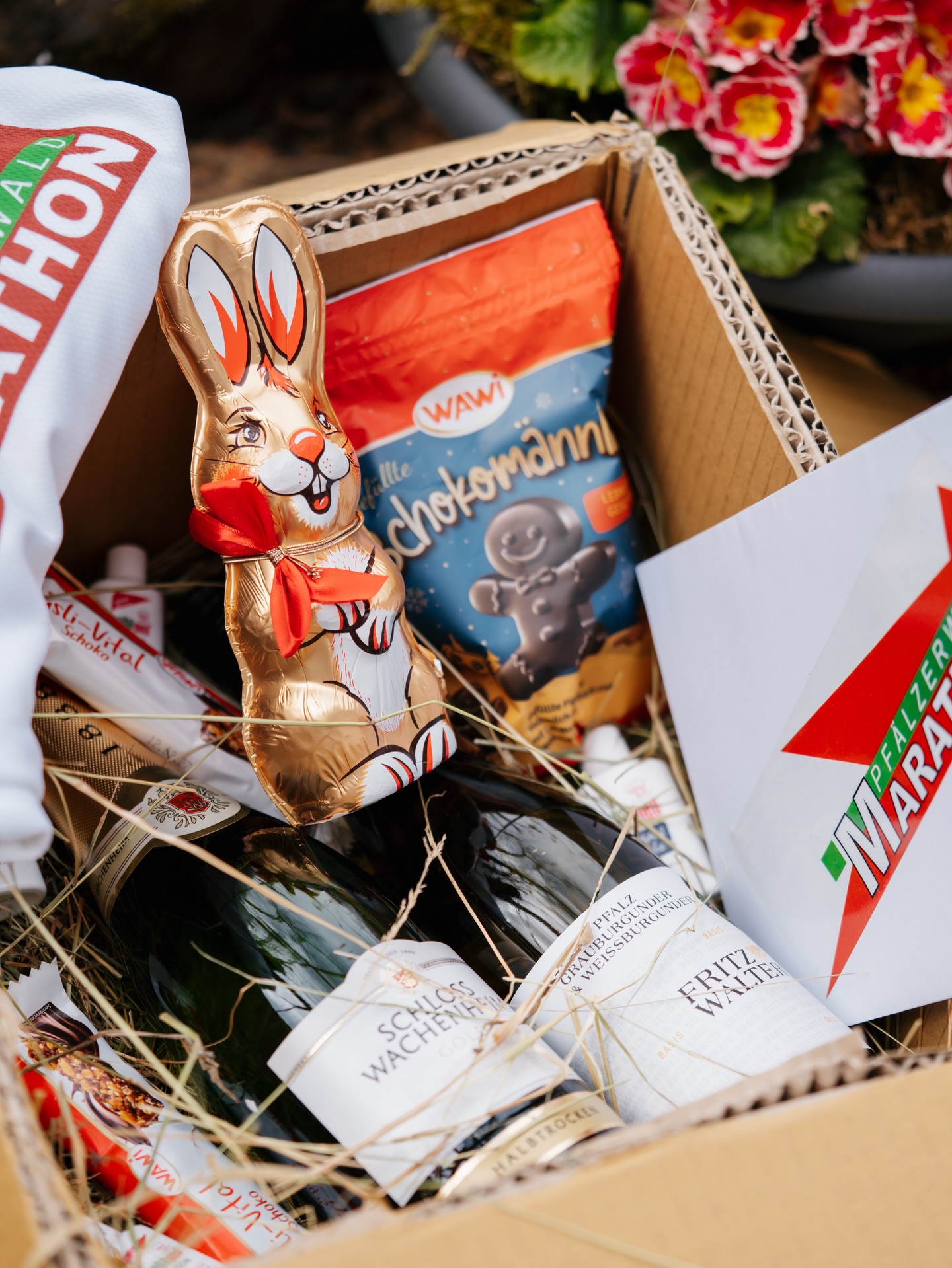 Der Osterhase ist scheinbar massiv im Stress und musste zwischenzeitlich seine heiße Ware irgendwo entlang unserer Marathonstrecke gut deponieren… ungefähr bei KM05. 🤔
Da er sich selbst nicht traut, hat er sicherheitshalber ein paar Markierungen aufgestellt, um das Paket nochmal zu finden. 🐰
Hardy meinte: „Moi liewer, hat der Haas ein MORDSLOCH gebuddelt!“ 🕳️
Wir sind mal gespannt, wer den Sekt, den Wein, einen Freistart & allerlei Süßkram sowie PWM-Gimmicks findet… wir schauen am 07.04.2026 mal nach, ob das Paket geborgen wurde. Wir sind gespannt!
#laufenkommtan #pwm #pfälzerwaldmarathon #pfaelzerwaldmarathon #pfälzerwald