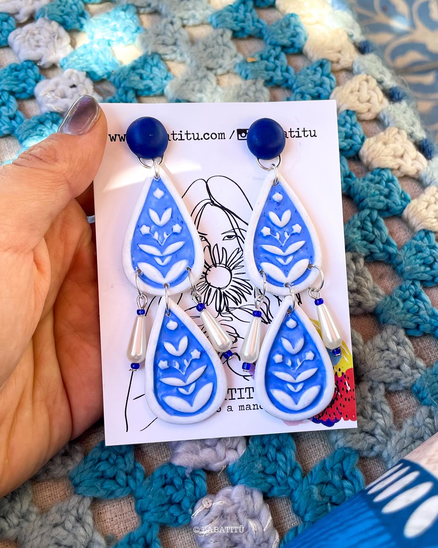 Miren por favor estar hermosuras 💙 cuando me puse estos aritos se convirtieron en mis favoritos del momento, todo lo que quería jiji con ese aire a santorini que me encanta 🤭 combinación y movimiento perfecto 👌
Ya están en la web www.labatitu.com,
en la tienda @noesunajoya y por dm 🥰