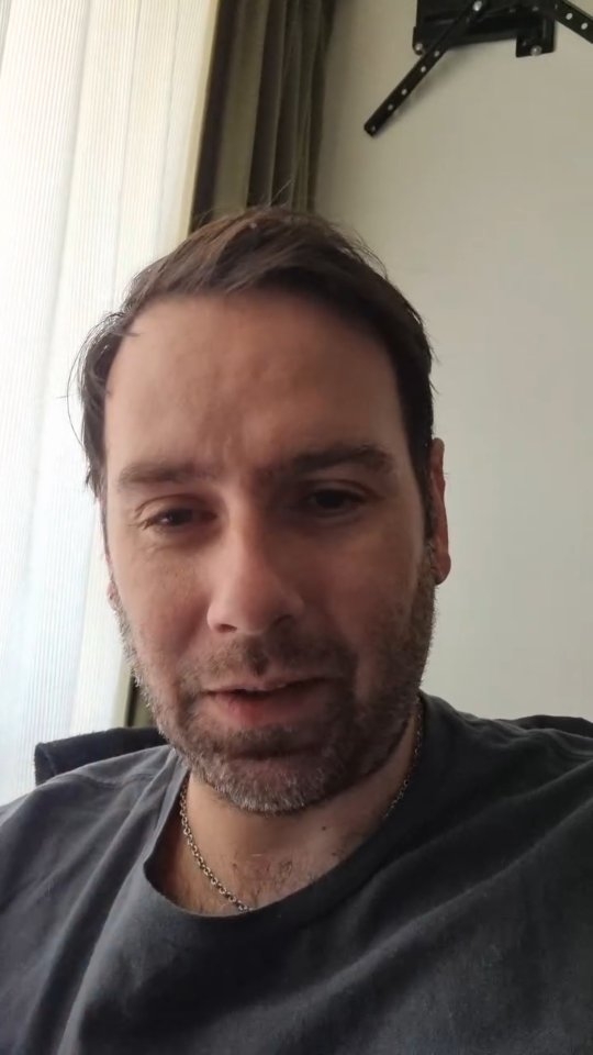 Nadie te enseña a reconectar con tu pareja.Te enseñan a comunicarte, a no pelear, a ceder. Pero nadie te enseña a volver a encontrarte de verdad con la persona que elegiste. Eso es lo que trabajo con la Metodología VEP. Comenta QUIERO y te cuento cómo.
#parejas #relacionesdepareja #coachdeparejas #reconexion #vidaenpareja saludrelacional familiachile parejaschile desgastoemocional comunicacionenpareja metodologiavep