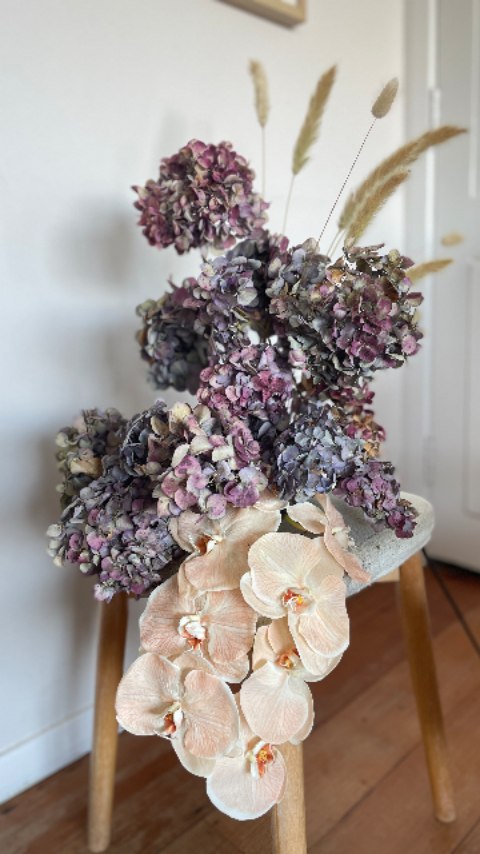 I picked these Hydrangeas with the intention of arranging them fresh, but two weeks later they'd dried and changed colour of course. They go through a myriad of beautiful colours, as these ones started out quite pinky mauve.
These were combined with a stunning artificial peach orchid.
I love the furry grasses I dried from summer but would like to try an alternative linear faux flower option, maybe using peach?
#meadowandtea #flowerarranging #fauxflowersofinstagram
#artificialflowersnz
#fauxflowersnz