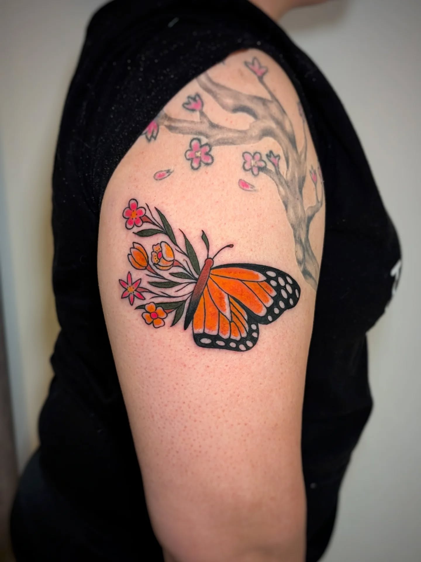🦋 Floral Butterfly for Sylvia 🦋
The monarch butterfly is a symbol for MS Awareness.
Representing transformation, resilience, and the quiet strength it takes to keep going.
This piece was created in honor of her mother, living with Multiple Sclerosis... a reminder that even through uncertainty, the body continues to adapt, evolve, and rise.
An intentional imprint of hope, blooming forever, infused with Reiki ✨
Thank you Sylvia ❤️
#sedonatattooshop #sedonaartists #tattoosedona #reiki #sedonaarizona