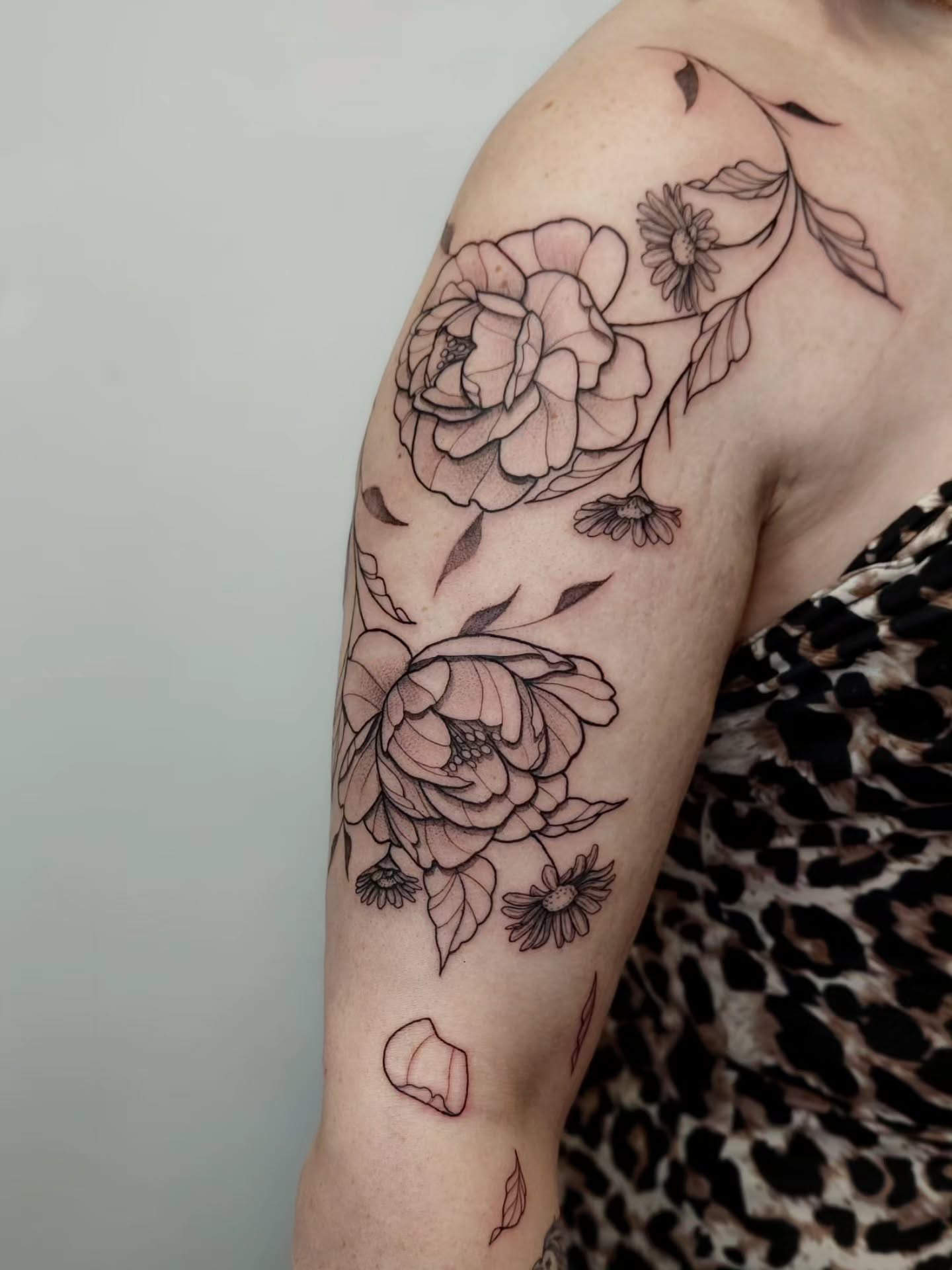 👋👋,
✨️floral✨️
Merci à Adeline de m'avoir renouvelé sa confiance !
Prochaine session dans 1 mois 😁, à votre avis que va t'on faire la prochaine fois?
Ajout de couleur ou continuité sur l'avant bras!!
Belle soirée à tous
@needlesbee22
@hand_ink_
@bigwasp.official
@sunskintattoo
