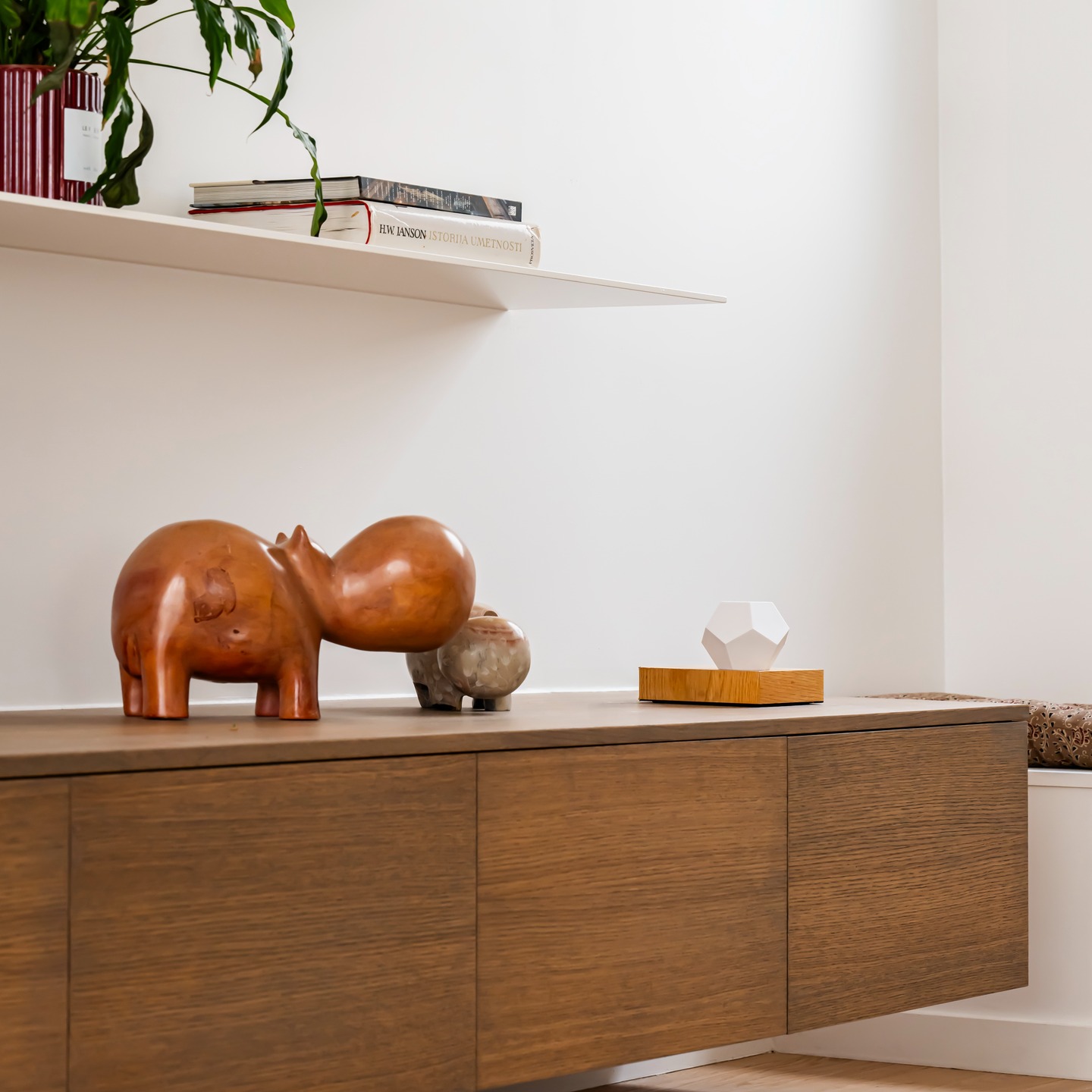 La ligne se fait discrète, presque silencieuse. Le meuble flotte.
En partie haute, de fines étagères métalliques tracent un rythme léger sur le mur. Leur présence semble ténue, presque immatérielle, comme si elles se détachaient du plan. Pourtant, derrière cette retenue formelle, la matière s’ancre profondément : une structure en L, solidement prise dans le béton, traverse l’épaisseur pour offrir à la légèreté toute sa crédibilité.
En partie basse, le bois prend le relais avec @atelier_georges_agencements Le buffet, long et suspendu, s’étire d’un bord à l’autre dans un geste continu. Il flotte à son tour, sans appui visible, apportant une densité chaleureuse qui répond à la finesse des lignes supérieures.
Entre ancrage et suspension, l’équilibre se joue dans ce dialogue silencieux entre force et effacement.
📸 @julien_pepy_photographe
#ArchitectureContemporaine
#Minimalisme
#DesignInterieur
#FloatingShelves
#DetailArchitectural