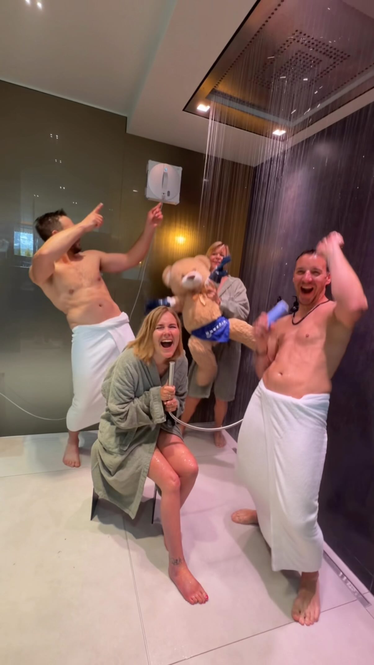 Dancing and shower with the WINBOT 🎉
#ecovacs