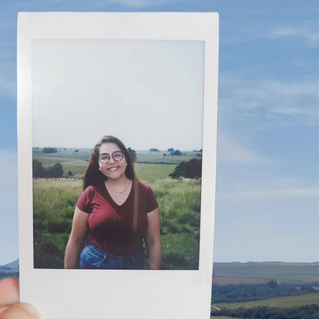 Reconexão 🍃
Já parou para pensar quantas vezes a vida adulta nos coloca em modo automático? Quantas vezes nos afastamos de coisas, lugares e até pessoas que nos fazem muito sentido, sem nem ao menos perceber? Vamos levando a vida, nossa rotina, nosso trabalho, fazendo o que deve ser feito, e quando nos damos conta, já se foram dias, meses e até anos longe daquilo que gostamos.
Para mim, o feriado de Páscoa foi sinônimo de reconexão, com a natureza, com a família, com a minha infância, com parte de quem eu sou. Faziam 5 anos que não visitava esse lugar, que é poesia para mim, onde passei boa parte da minha infância e aprendi muito sobre a vida.
Esse post é um convite à sua reconexão. Consigo mesmo, com suas raízes, com aquilo que você ama fazer, mas há muito tempo não consegue devido à rotina apertada. Uma pausa para relembrar os reais motivos pelos quais você fez as escolhas que fez, para recarregar as suas energias, para olhar para dentro de si e se permitir entrar em contato com aquilo que tem real propósito para você 🌻💞