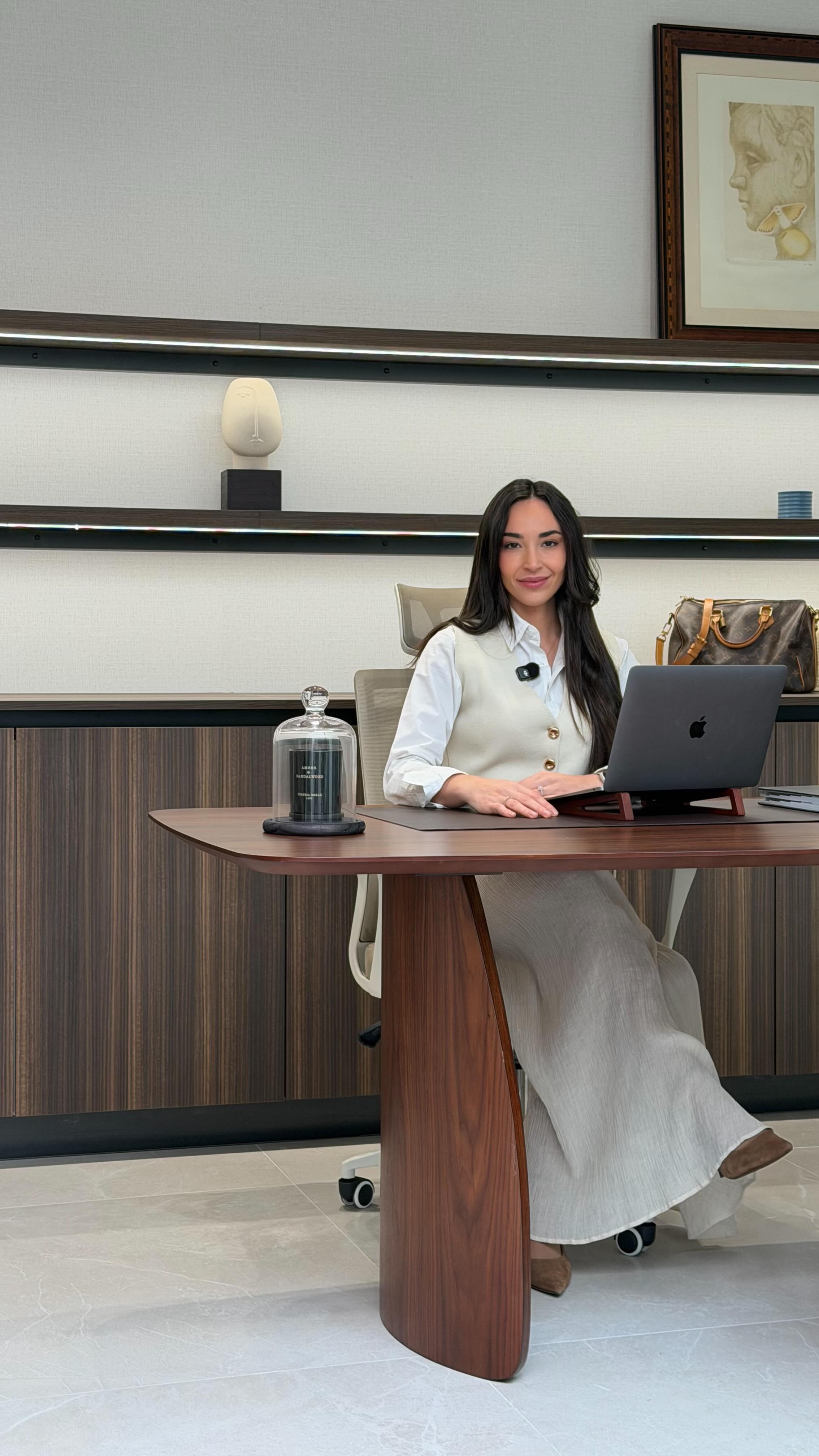 A veces no ponen la tele por verla. La ponen para no sentirse solos. 📺💙
Muchas personas mayores conviven cada día con un silencio que pesa más de lo que imaginamos.
Aunque tengan familia, aunque estén acompañados a ratos, muchas veces sienten soledad, miedo, inseguridad o la sensación de que ya no tienen con quién hablar de verdad.
Antes, para muchas generaciones, ir al psicólogo era algo impensable.
Se asociaba al juicio, al miedo o a la idea equivocada de que “eso es para quien está mal de la cabeza”.
Pero hoy sabemos que no.
La psicología también es para ellos.
Para quienes han callado toda una vida.
Para quienes necesitan ser escuchados, comprendidos y acompañados en esta etapa. 🌿
A veces, una conversación puede cambiar un día.
Y a veces, tener un espacio seguro donde hablar puede cambiar mucho más que eso.
✨ En CUIDEMM también queremos cuidar de nuestros mayores, ofreciéndoles un lugar donde sentirse escuchados de verdad.
👉 Si tienes una persona mayor cerca y crees que puede necesitar apoyo, escríbenos o comparte este mensaje con quien lo necesite.
#CUIDEMM #MaríaMartínez #Psicología #PersonasMayores #SaludMental SoledadNoDeseada BienestarEmocional PsicologíaParaMayores CuidarTambiénEsEscuchar LaAlcudia AcompañamientoEmocional 💙