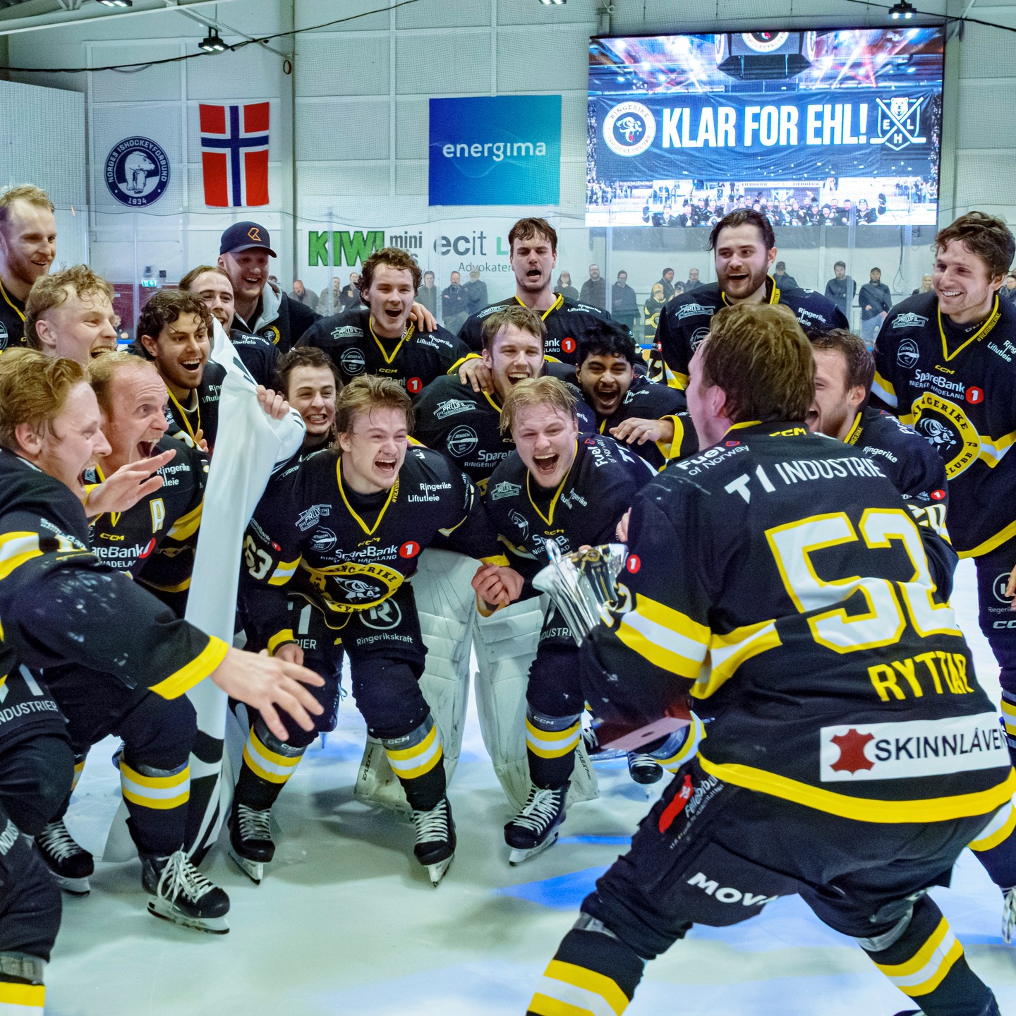 ET EPISK PUNKTUM! 🏒💥 Dennis Ryttar sendte Schjongshallen til himmels og @ringerike_panthers tilbake til EHL!
Vi har snakket med matchvinneren om den enorme utladningen, de komiske krampene på isen og den dype respekten for Gjøvik-leiren etter en finaleserie for historiebøkene.
Sjekk hele saken og alle reaksjonene på Hockey4You.no nå! 📈🔗 Link i bio!
#2hockey #hockey4you #norskishockey #norskhockey #ehl
