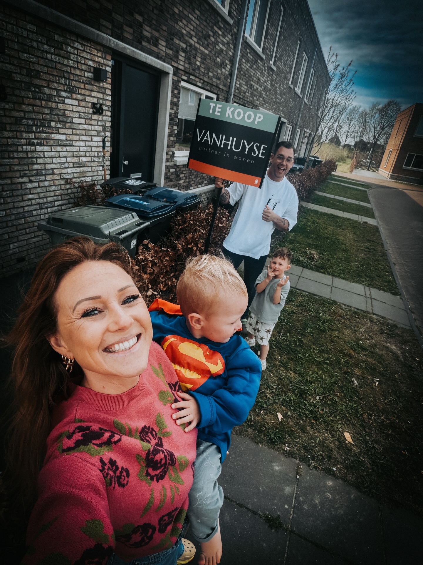 We gaan een nieuwe stap maken… en dat betekent dat we ons eerste koophuis gaan verkopen.
Dit is het huis waar onze kinderen zijn opgegroeid.
Waar één van hen zelfs is geboren.
Een plek waar veel gelachen en geleefd is.
En ook waar mooie, diepe sessies hebben plaatsgevonden.
Daarnaast gewoon de fijne dingen…
BBQ avonden, gezelligheid, mensen over de vloer… echt een huis waar leven en rust in zit.
Voor ons is het tijd om verder te gaan.
En dit huis door te geven aan iemand anders die hier net zo’n mooie tijd mag gaan beleven.
Het is een rustige, warme plek… en dat voel je zodra je binnenkomt.
Voel jij dat dit misschien jouw plek is?
Of ken je iemand die hier blij van wordt?
Comment “huis” hieronder en je ontvangt de Funda link in je DM
#almere #huis #tekoop #funda #avontuur