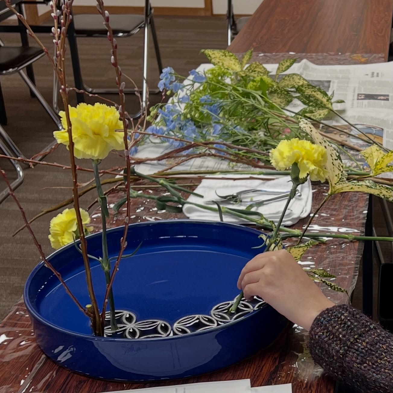 A new season is about to begin.
In the midst of busy days,
have you been able to find time for yourself?
In this class, we value
“a quiet moment with the flowers.”
Not simply arranging beautifully,
but observing nature,
and quietly turning inward.
Many share that they feel clearer,
calmer, and more relaxed.
No experience is needed.
For those who wish to create
a small moment of space in their daily life.
Open to all—both from Japan and abroad.
May your time with flowers
become a time to reconnect with yourself.
I look forward to welcoming you this April🌸
日本語🌿
新しい年度が、もうすぐ始まります。
忙しさの中で、
気づけば「自分のための時間」が後回しになっていませんか。
この教室で大切にしているのは
「花と向き合う時間」です。
花と向き合うことは、
ただ美しくいけることではなく、
自然の姿をよく見て、
その声を感じ取りながら、
自分の内側とも静かに向き合う時間。
通ってくださっている方からは、
「気持ちがすっと整う」
「頭の中が静かになる」
「リラックスする」
そんな声をいただきます。
特別なセンスや経験は必要ありません。
忙しい毎日の中に、
ほんの少しの“余白”をつくりたい方へ。
国や背景を問わず、日本の方も海外出身の方も。
花と向き合う時間が、
あなた自身と向き合う時間になりますように。
4月、新しい一歩とともに
お待ちしております。
#ikebana
#ikebanaclassinkyoto
#japanesetraditionalart
#learntodoinjapan
#日本の美