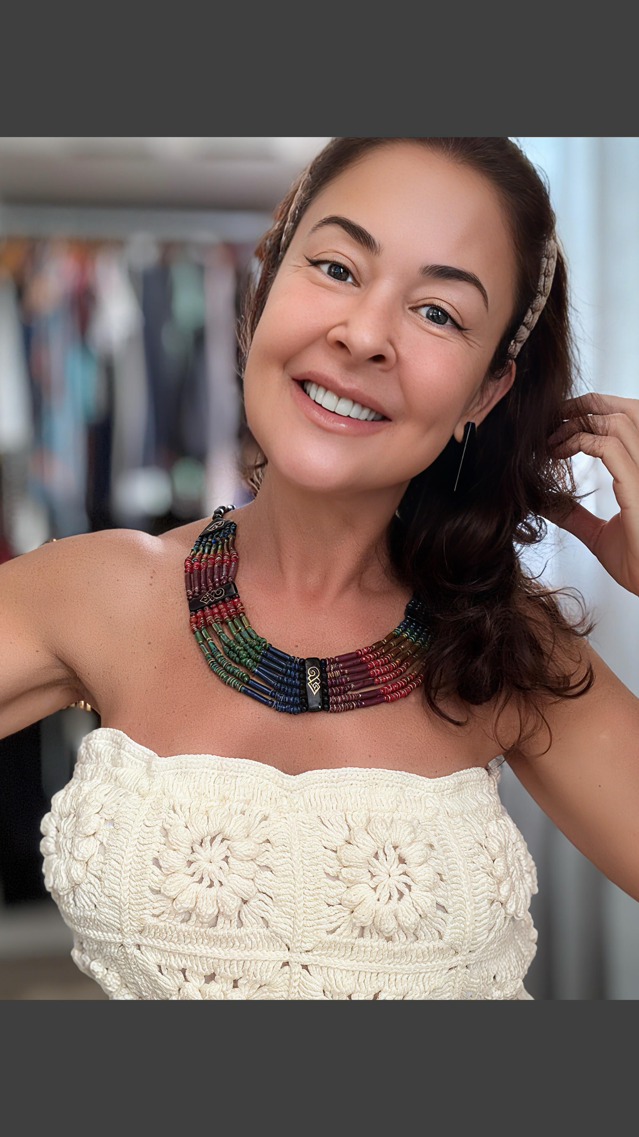 Nossa Coleção Cerâmica reflete arte, elegância, sofisticação e delicadeza.
Destaque para o nosso novo colar 7 voltas em cerâmica vitrificada e desenho em ouro.
Feito e desenhado à mão.
Para garantir essa peça única, acesse o nosso site e aproveite o FRETE GRÁTIS para compra de quaisquer produtos pronta entrega.
Não esqueça de usar o cupom BEMVINDA10 para desfrutar de desconto na sua primeira compra.
#luxosustentavel
#elegancianatural #biojoiasexclusivas