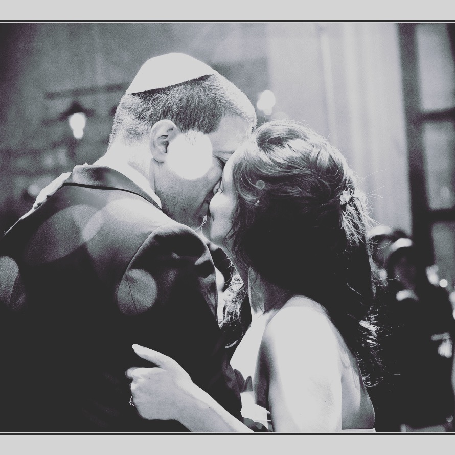 Tucked away in a quiet, secluded setting, surrounded by the people who mattered most.
The ceremony felt intimate and deeply personal.
The celebration was vibrant and full of life.
And the love — simply real.
No show.
No staged moments.
Just the real thing.