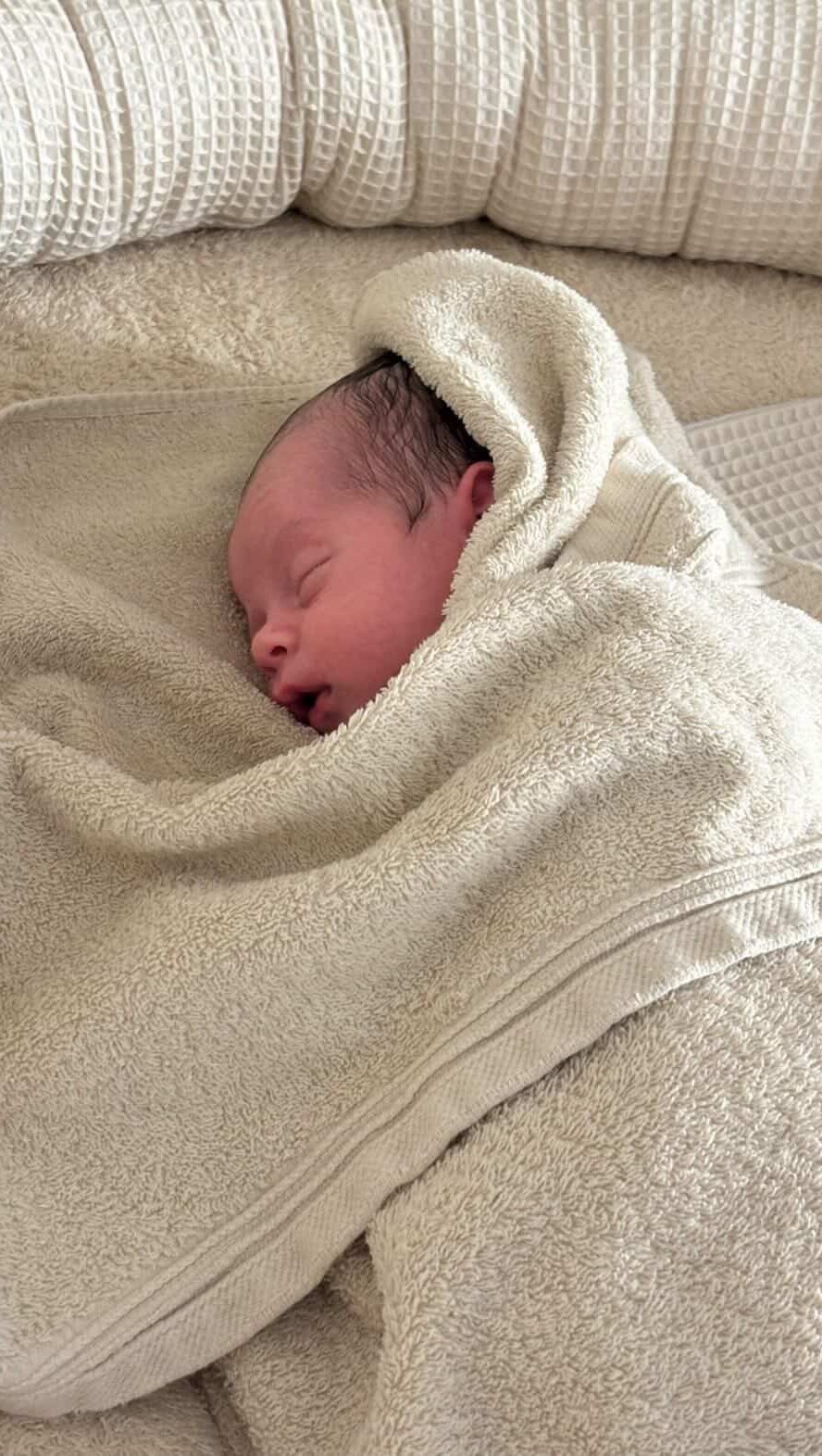 Avec douceur et légèreté, c’est comme se replonger dans une chaleur enveloppante, un cocon rassurant et apaisant, presque maternel.
Y a-t-il vraiment quelque chose à ajouter ? Je ne le crois pas.
Merci pour votre confiance.
Je suis Jenny, accompagnante périnatale et parentale, passionnée par l’univers de la naissance, du lien parent-bébé et de l’écoute profonde des émotions. Mon approche est empreinte de respect, de douceur et d’attention, pour que chaque famille se sente soutenue et en confiance.
Je vous propose les soins suivants :
🫧 Thérapeutique bain bébé (Le Bain de Sonia) pour les nouveau-nés de moins de 21 jours
🤰🏻 Massage prénatal et postnatal
🦶🏼 Réflexologie bébé/enfant émotionnelle
🌈 Massage enfant (5 à 15 ans)
✨ Accompagnement allaitement
🌸 Rendez-vous prénatal
🎁 Carte cadeau personnalisée
Au plaisir de vous accueillir ☺️
☎️ 06 16 02 14 65
💌 www.revedebiennaitre.com
📍 11 bis rue du Fief
92100 Boulogne#tbb #bainbébé #baindesonia #bainthérapeutique #thalassobainbébé