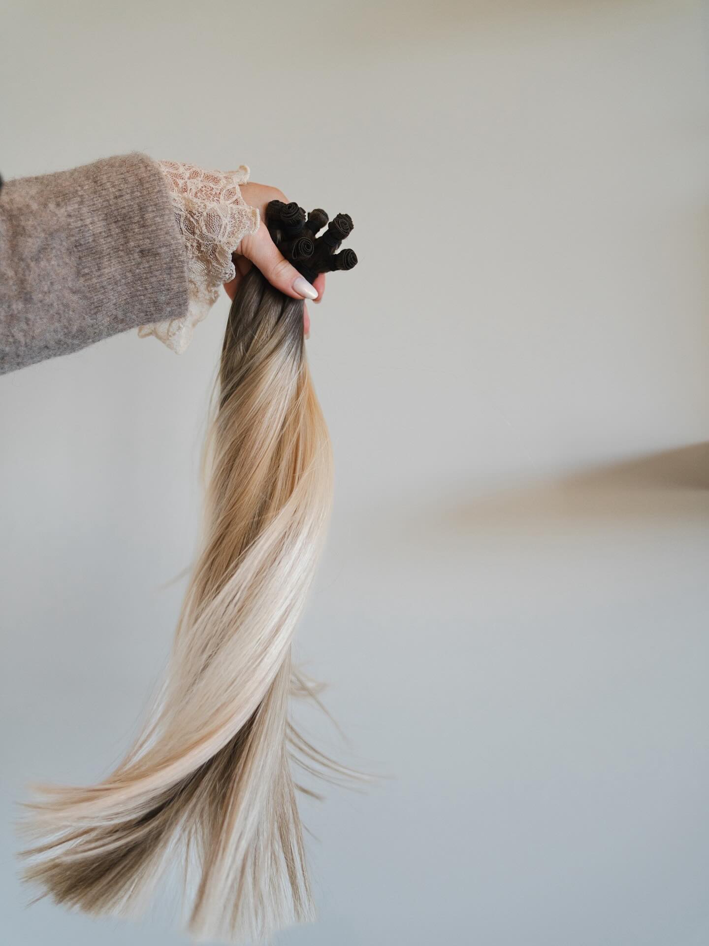 De kwaliteit is zó mooi 😍
Wat ik zelf het allerfijnste vind: het sluit perfect aan op ons Nederlandse haar. De structuur blendt super natuurlijk met je eigen haar, waardoor het echt één geheel wordt ✨
Of je nu gaat voor extra volume of lengte — dit haar beweegt met je mee en past zich moeiteloos aan jouw look aan 🤍
Wil je meer info of een afspraak maken? Stuur me gerust een DM 💌