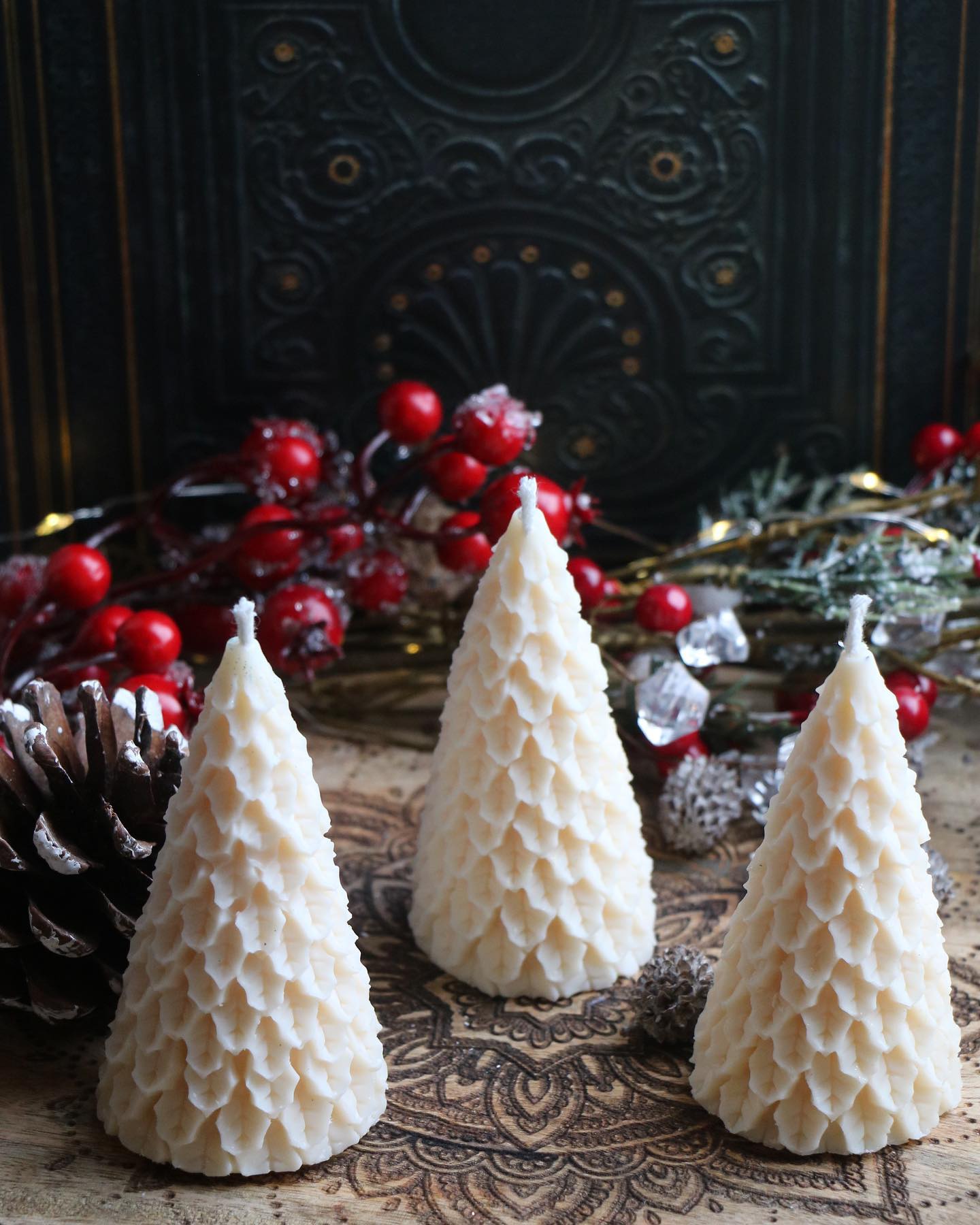 En décembre, l’atelier-boutique est visitable et ouvert du lundi au vendredi, de 13h à 16h + de 18h à 20h 🎄🥳🕯️☺️🏰
Et le jeudi 21 décembre, je vous accueille pour une soirée spécial Marché de Noël de 14h à 22h , sur un thème spécial 🤩 parfait pour les retardataires qui n’ont pas encore leur cadeau de dernière minute, mais aussi si vous voulez passer un petit moment magique dans une maison-château décorée spécialement pour l’occasion. (On va se lâcher sur la déco, faite DiY à la maison) 🤩🪄🧙♀️
PS: le Thème de la soirée : la Magie, Harry Potter et Poudlard ! Vous avez la forte recommandation de venir avec une petite touche de magie sur vous : tout est permis ! (Même le costume complet hein , ici vous ne serez pas regardé bizarre , c’est promis !).
Quelques petites images des nouveautés en boutique, mais il y a bien plus de surprises ! Bijoux, pierres, tatouages éphémères etc 🫶🥳
Noël est ma saison préférée à vie, avec Halloween, alors j’ai décidé de mélanger les deux en une fête 🪄
Adresse: Rue de l’Abbaye 47/9 à 4432 Ans Belgique
#bougieartisanale #creatricebelge #bougiesoja #bougieparfumee #bougiesgourmandes #artisanbelge #boutiquecadeaux #cadeaunoël #ideecadeaunoel #marchedenoelbelgique #liège #chateaubelgique #harrypotterdecor