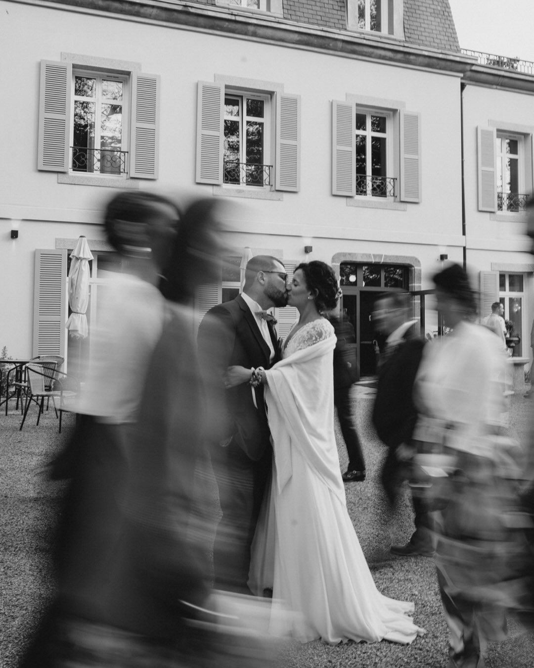 Je ne vous avais pas encore montré le mariage d’Anaïs & Sylvain qui a eu lieu en octobre dernier au @manoir_de_kerleguer
20 ans d’histoire, deux enfants et déjà toute une vie ensemble. Une histoire qui ne commence pas ici, mais qui a prit un autre sens… Ce jour-là, ils se sont dit oui, comme une évidence.
Merci à tout les deux pour votre confiance et pour cette belle journée à vos côtés 🫶🏻
@lesbouquetsdepaulette
@claudine.creation
@cottonbirdfr
#weddingbrittany #photographemariagebretagne #weddingphotographerfrance #perrosguirec
#weddinginspiration