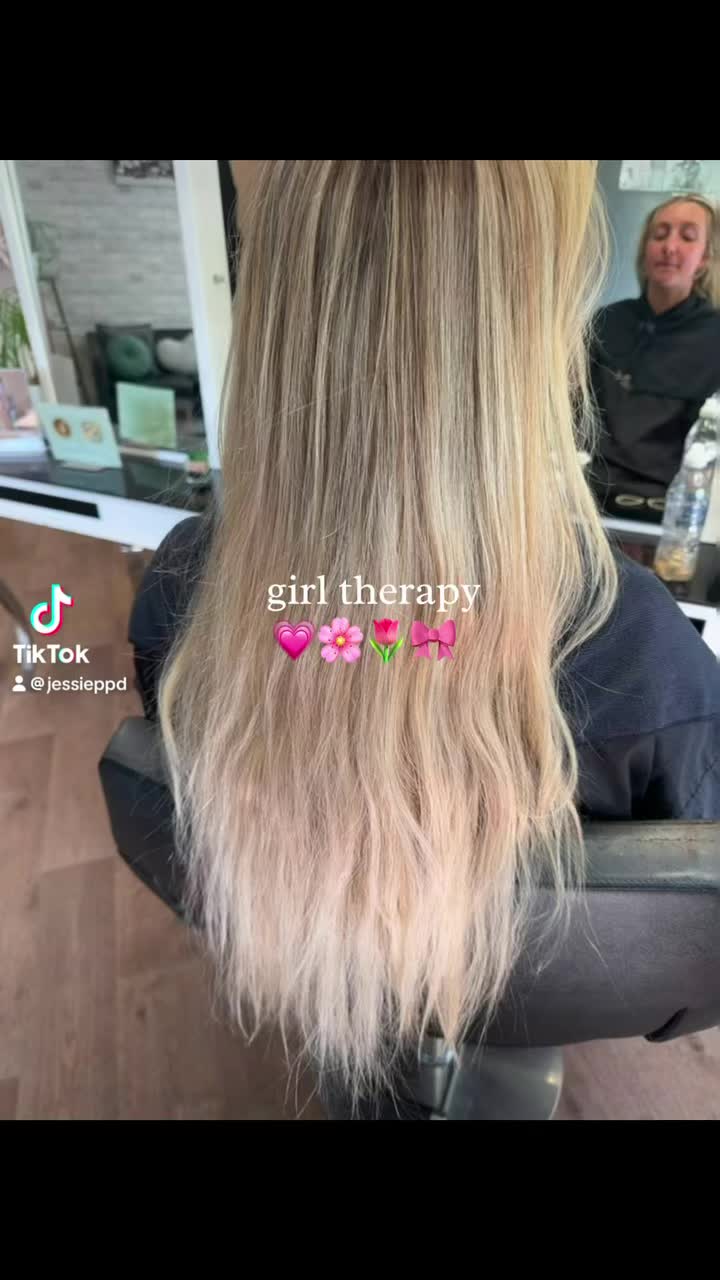 😍Transformations like these😍
Sooooooooo loved having @amber_houghtonpt in the salon for the first time💪🏼🫶🏼
Now I think we can all agree that this colour is 🔥 but the unsung hero’s of results like these are the products that we use and also the bloody good cut. There is literally no other cure for the broken crispy ends.
Your hair needs love people and we have the tools in house❤️
Shout out to Joico for the amazing #defydamage range among all of the other amazing products. I bloody love them!
#happyhair #joicoblondelife #JoicoHair #joicoeurope #joi