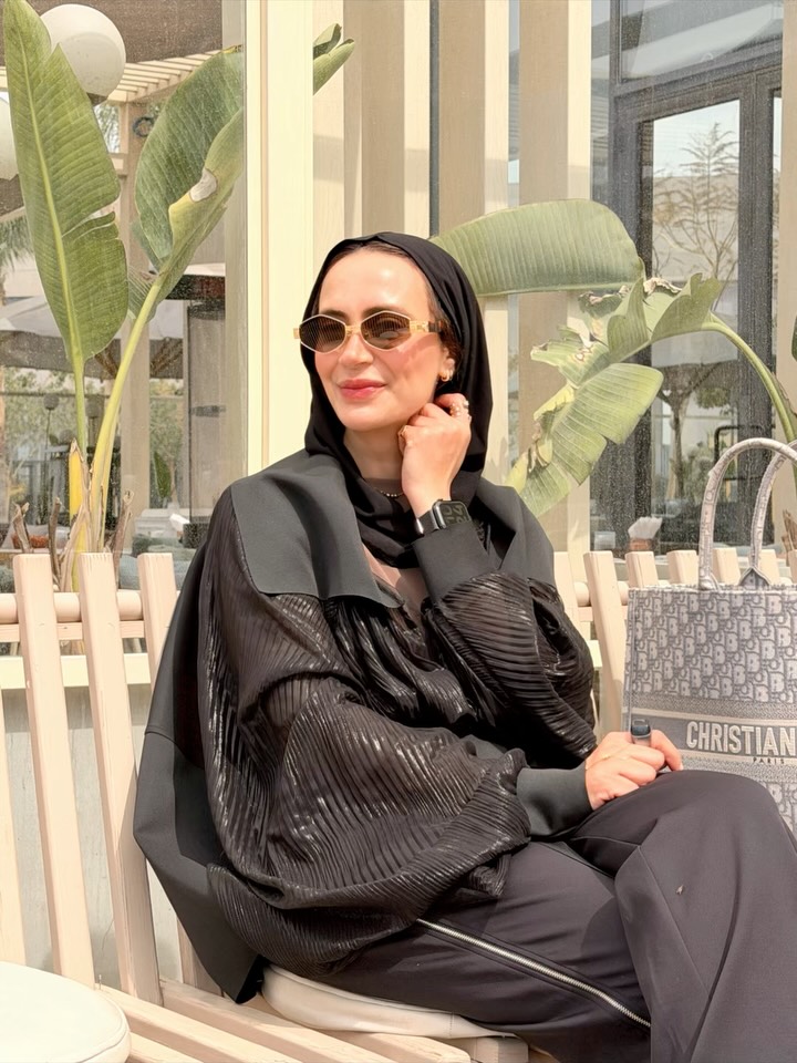 Two fabrics, one mood 🖤
A statement jacket with a bold collar & a tie belt that does it all ✨
Effortless… but make it fashion 😌
Dropping by the end of the week ⏳
Stay tuned 😉 #bycherwinewakeb #fashionable #hijab #stylist #fabric