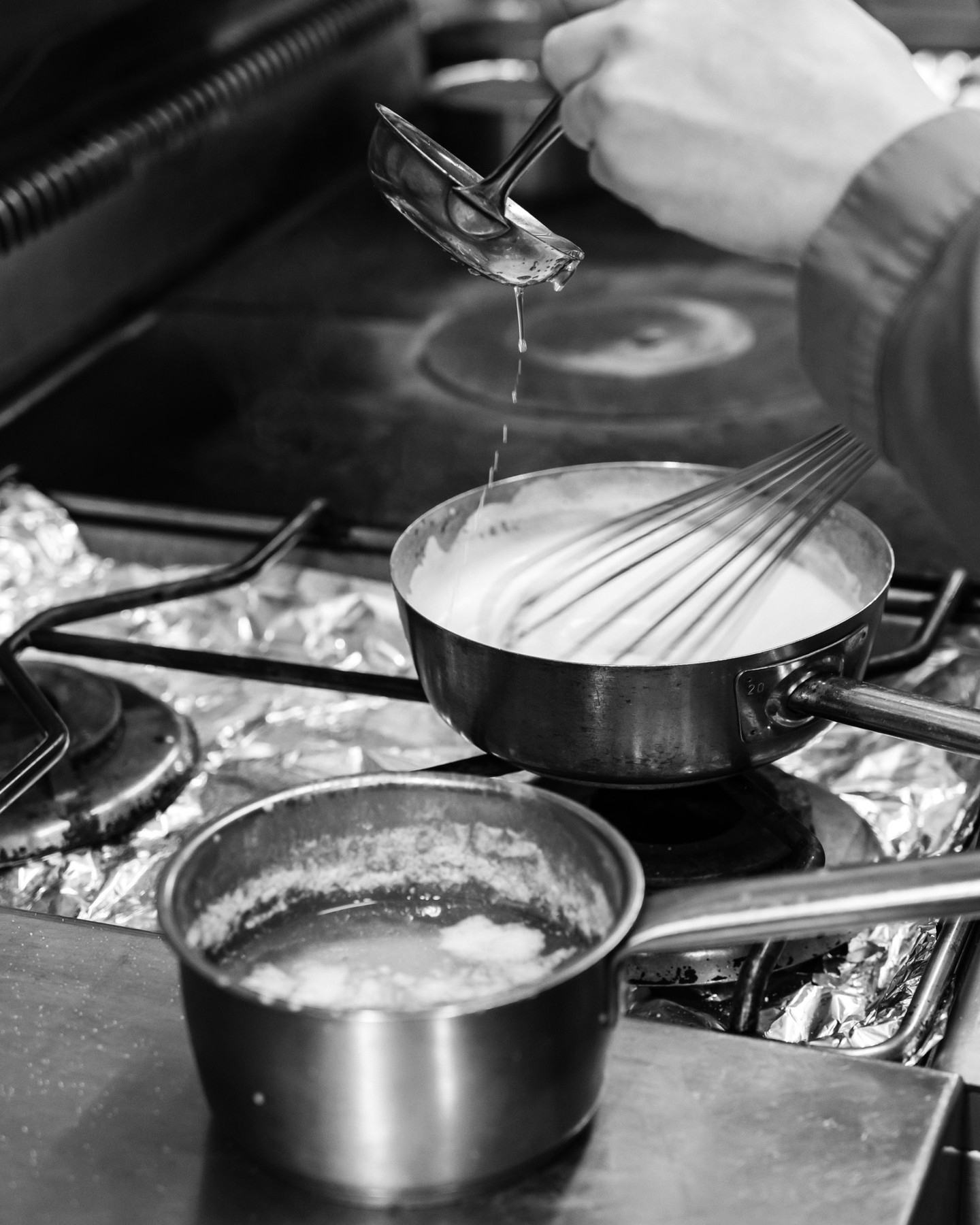 𝙻𝚊̀ 𝚘𝚞̀ 𝚌̧𝚊 𝚌𝚛𝚎́𝚙𝚒𝚝𝚎, 𝚕𝚎 𝚐𝚘𝚞̂𝚝 𝚌𝚘𝚖𝚖𝚎𝚗𝚌𝚎. ♛ In de keuken gebeurt het. Van lunch tot late avond, welkom om mee te genieten. Ons seizoensmenu loopt nog tot 18/04, bijna de laatste kans om deze smaken nog eens te proeven dus!
♢ 𝙳𝚒 - 𝚅𝚛: 𝟷𝟸.𝟶𝟶 - 𝟷𝟻.𝟶𝟶 & 𝟷𝟾.𝟶𝟶 - 𝟶𝟶.𝟹𝟶⠀⠀
♢ 𝚉𝚊𝚝: 𝟷𝟾.𝟶𝟶 - 𝟶𝟶.𝟹𝟶
𝙱𝚒𝚎𝚗𝚟𝚎𝚗𝚞𝚎 ♛
♢ mareine.be | Link in bio