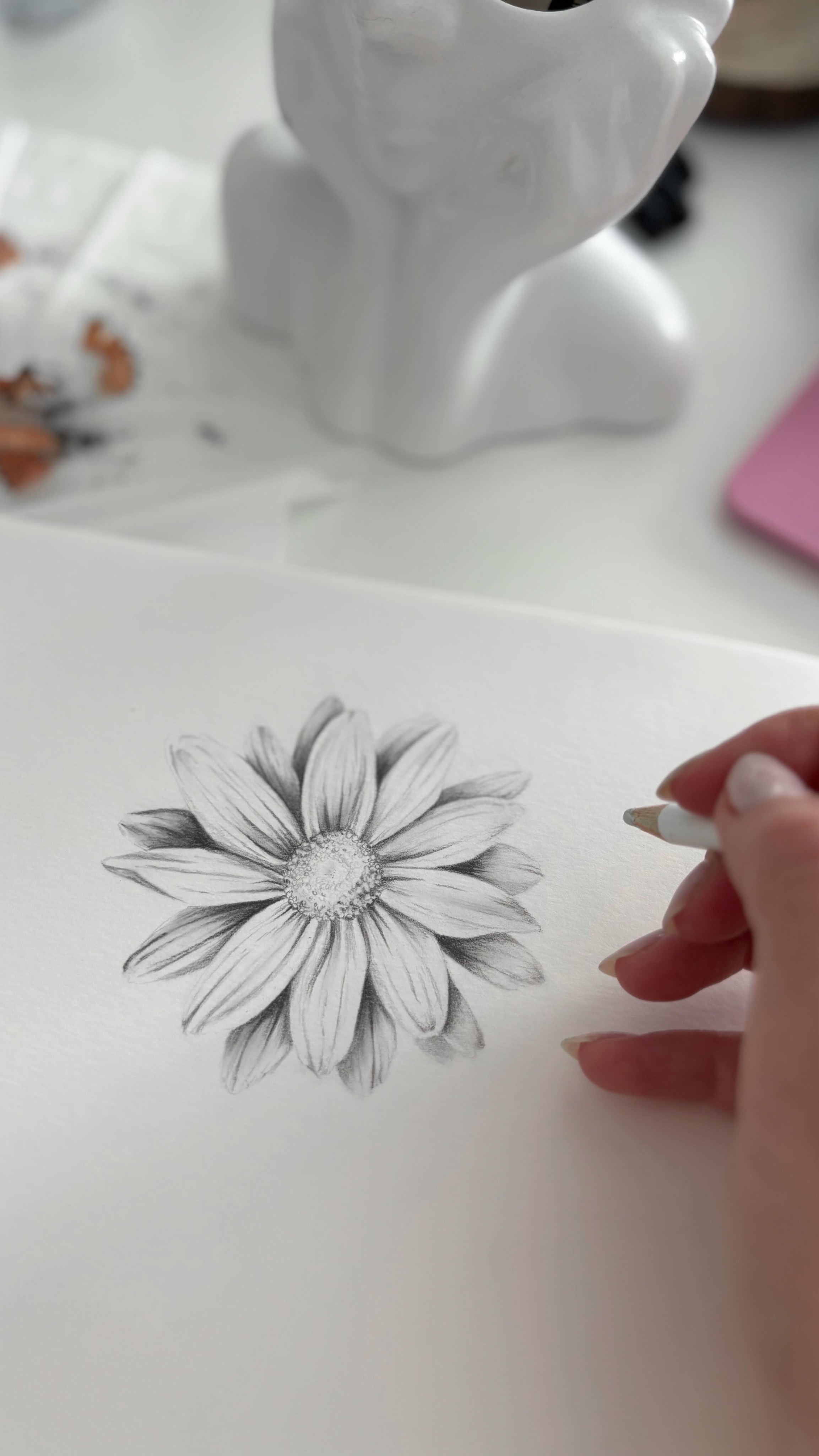 Day 8 / 30 🌸
of 30 days of drawing ✨
It always looks soo so ugly on the beginning, but I love drawing on a paper. And it seems like that’s my first drawing this year 🫢 let’s keep going 💕
#artistinvalencia #valenciaart #valenciavibes #floraldrawing #drawingdetails