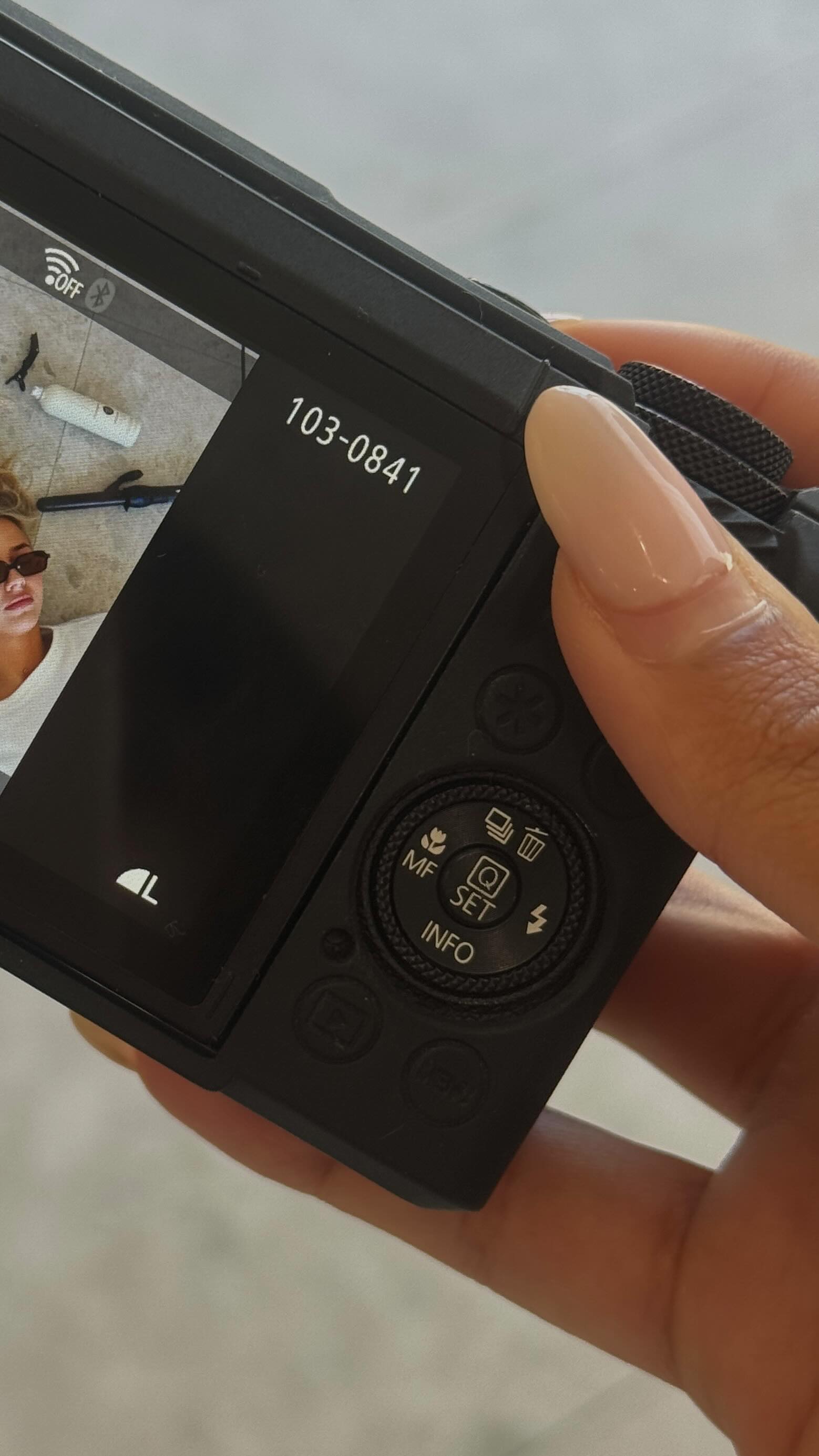 MUA, BUSINESS OWNER, HAIR STYLIST AND PHOTOGRAPHER… Is there anything she can’t do! 🤍☁️✨ @elonacommerell_muse