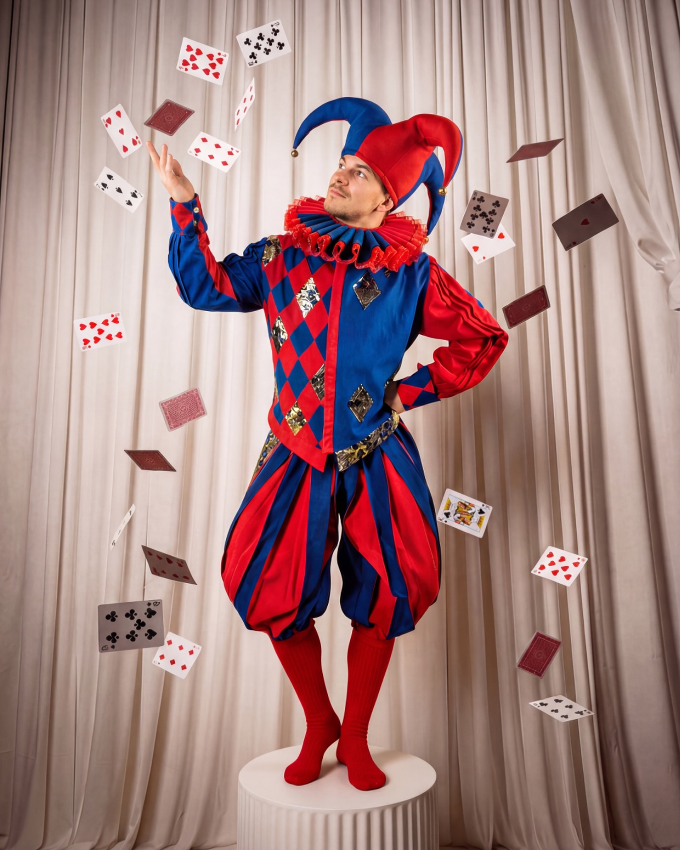 Juokdarys viduramžiais buvo vienas svarbiausių dvaro žmonių.🃏
Jis buvo vienintelis, kuriam buvo leista laužyti etiketo taisykles, krėsti pokštus ir per juoką sakyti karčią tiesą, tiesiai į akis ir likti nenubaustam. 🎭
Po spalvingu įvaizdžiu slėpėsi tai, ko kiti slapta pavydėjo – absoliuti laisvė daryt ką tik nori.
Tėja salonas - vieta, kur atgyja personažai.
Juokdario kostiumo nuoma – 60 €