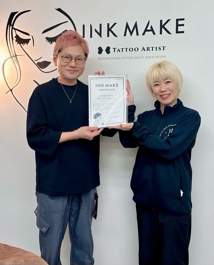 インクメイク協会
宮崎県の第1号で合格しました🥇
3月は眉の新たな資格取得に向けて
走り抜けた1ヶ月でした💨
休日は毎週博多で
眉に没頭していました💦
💡インクメイク
美容師が施術する消えない眉メイク
1年~2年で消えます
💡【福岡インクメイク公認講師】
首藤文香先生から
研修を受け試験合格してきました🙆♂️
私自身も眉にインクメイクを
文香先生に入れてもらってとても感動して
資格取ろうと思いました💪
是非私の眉を👀見に来てくださいね😉
練習沢山してお客様に
喜んでもらえる日が来るの