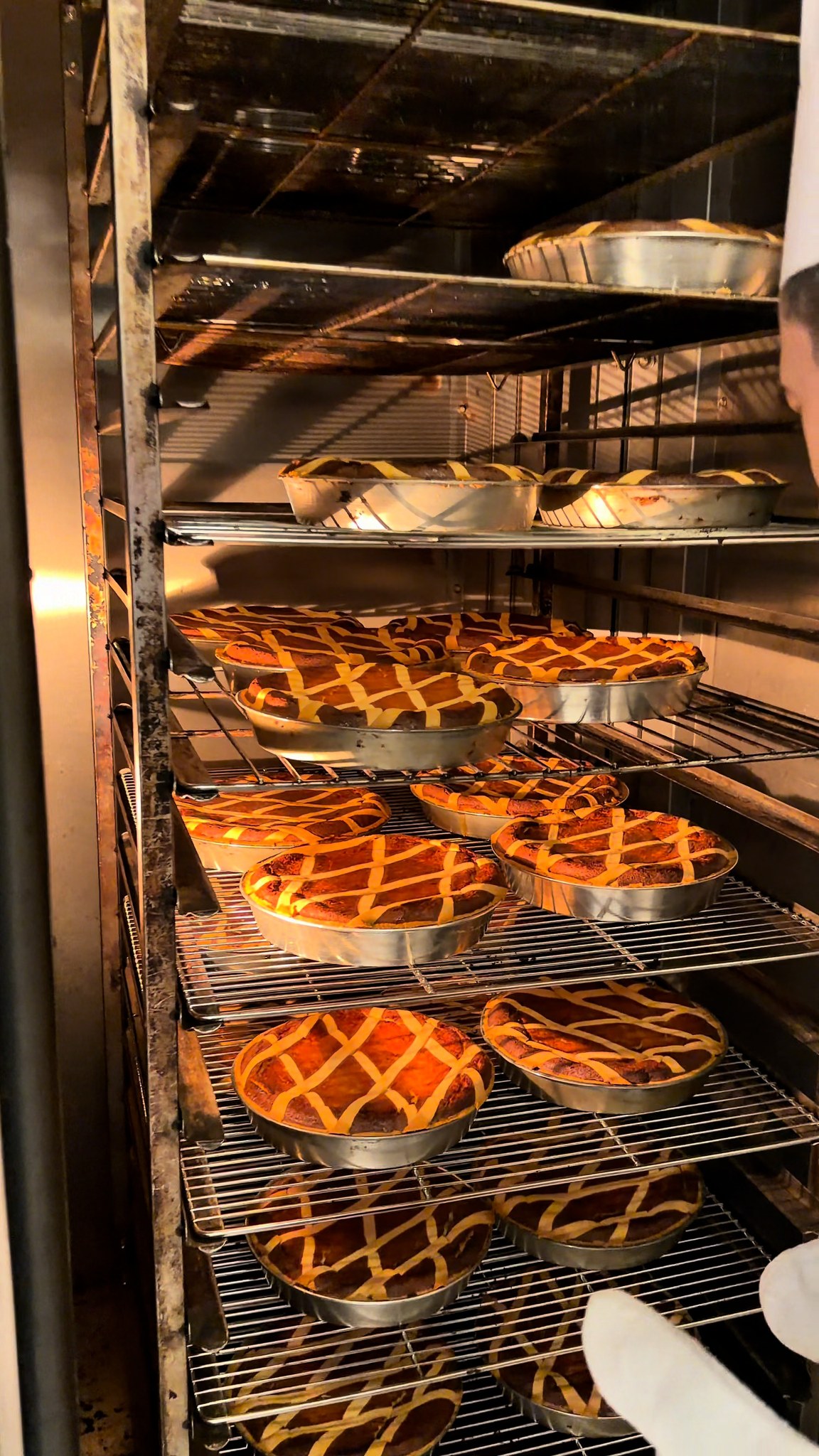 Oltre 60 anni di dolcezza e non sentirli! 🐣
Pastiera, torta di mandorle, torta primavera…
La Pasqua si fa seria qui in pasticceria. Vi aspettiamo! 💛
#pasticceriabenito #pasqua2026