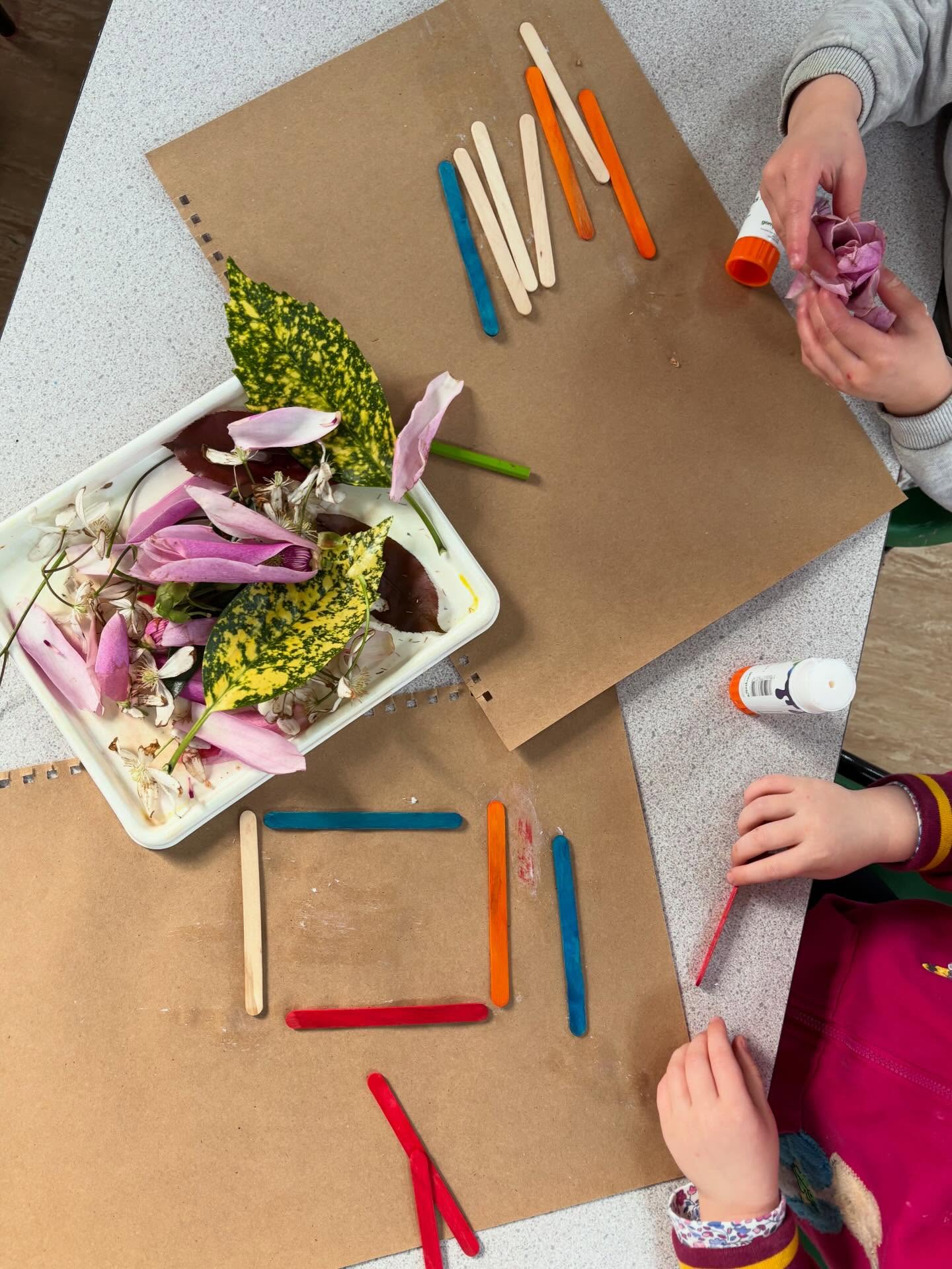Enjoying a little spring arts and crafts activity 🌸
The children created their own spring trees using natural resources foraged from nature 🌳
#highgatewoods #muswellhillmums #montessori #kidscraft #forestschool